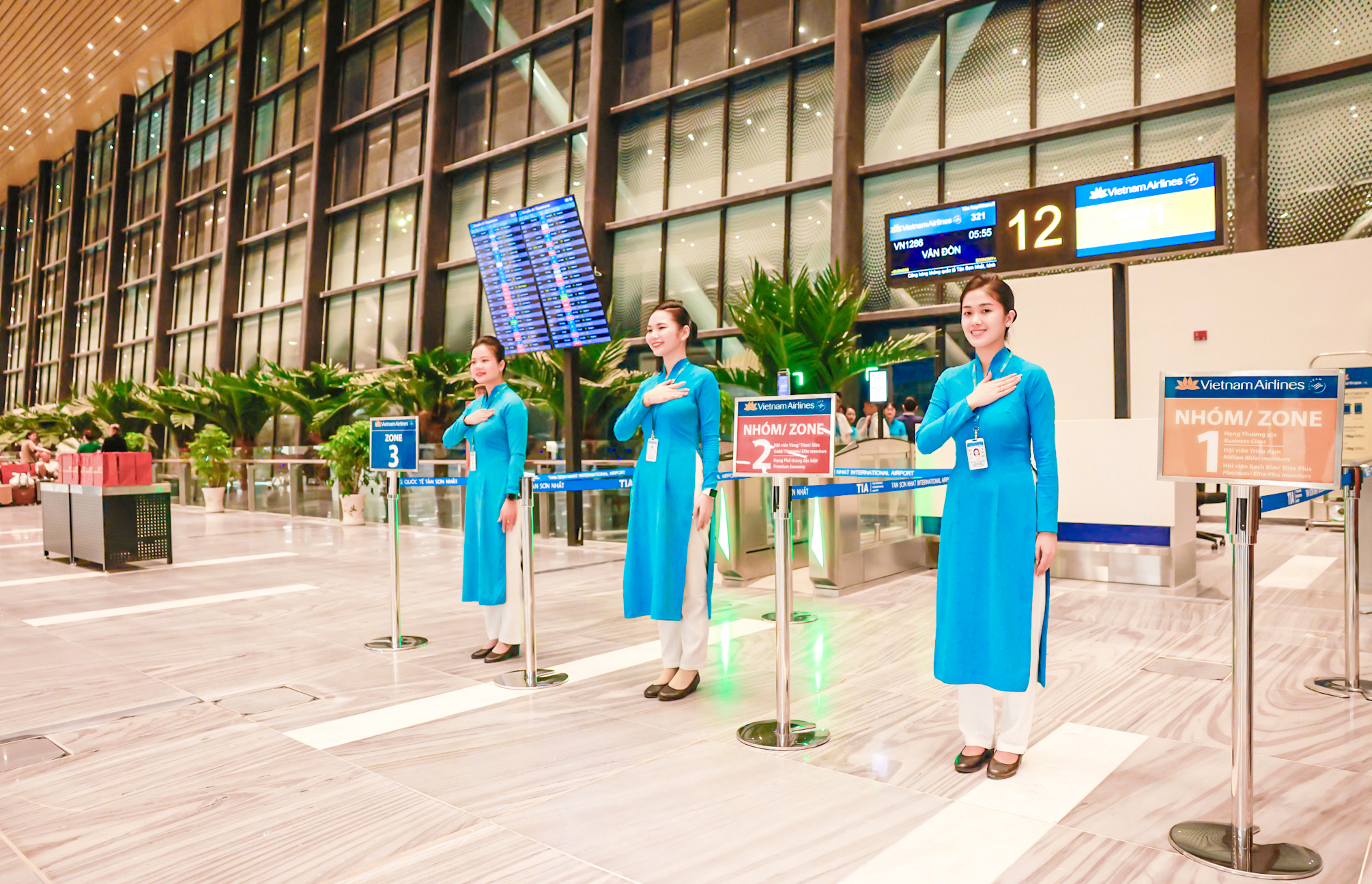 Những h&agrave;nh kh&aacute;ch x&ocirc;ng đất nh&agrave; ga T3 T&acirc;n Sơn Nhất- Ảnh 11.