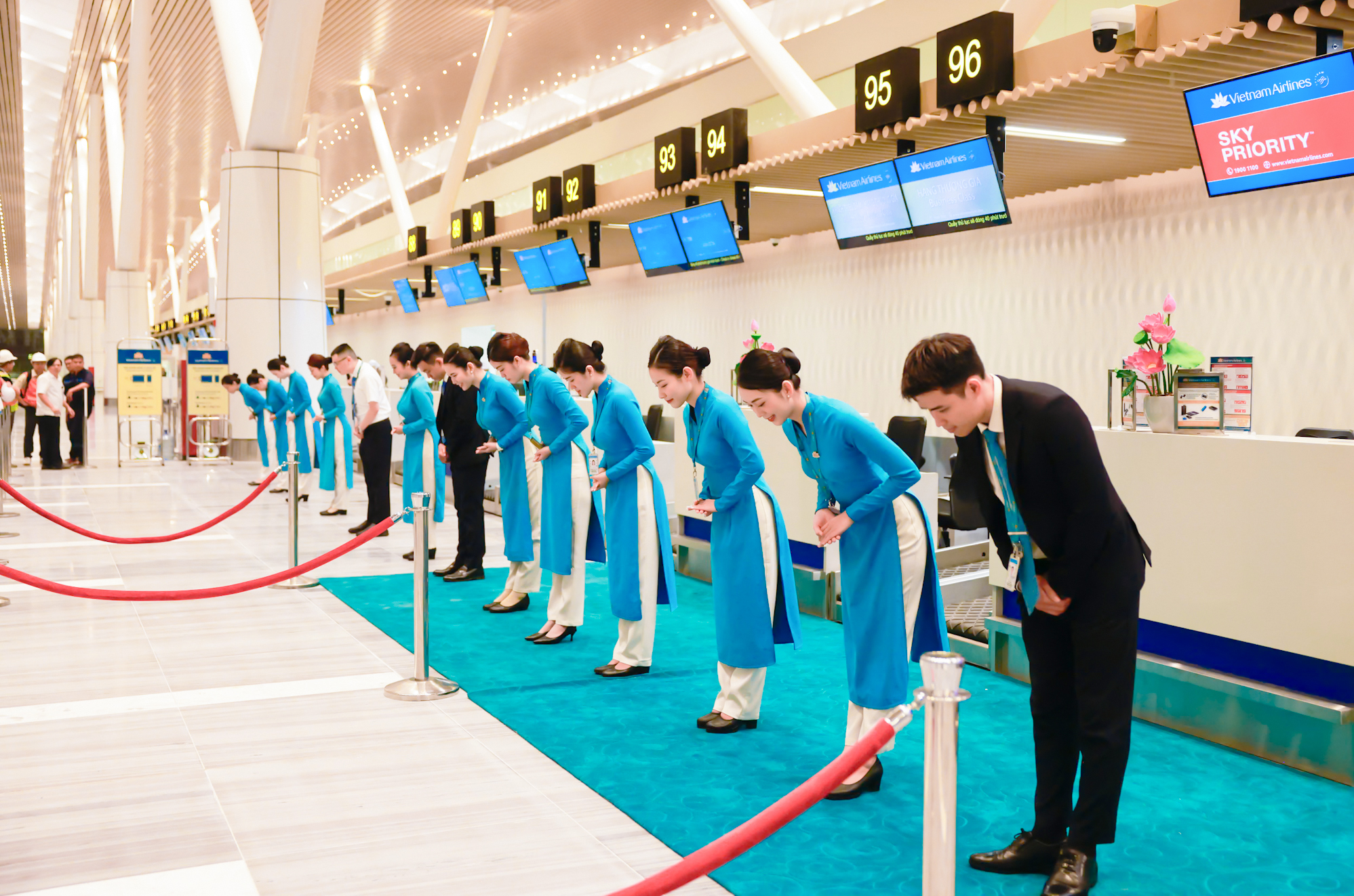 Những h&agrave;nh kh&aacute;ch x&ocirc;ng đất nh&agrave; ga T3 T&acirc;n Sơn Nhất- Ảnh 2.