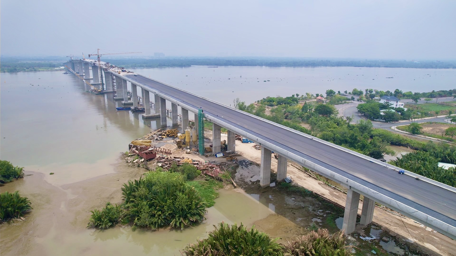 C&ocirc;ng nh&acirc;n đội nắng, chạy đua đưa cầu lớn nhất V&agrave;nh đai 3 về đ&iacute;ch- Ảnh 1.