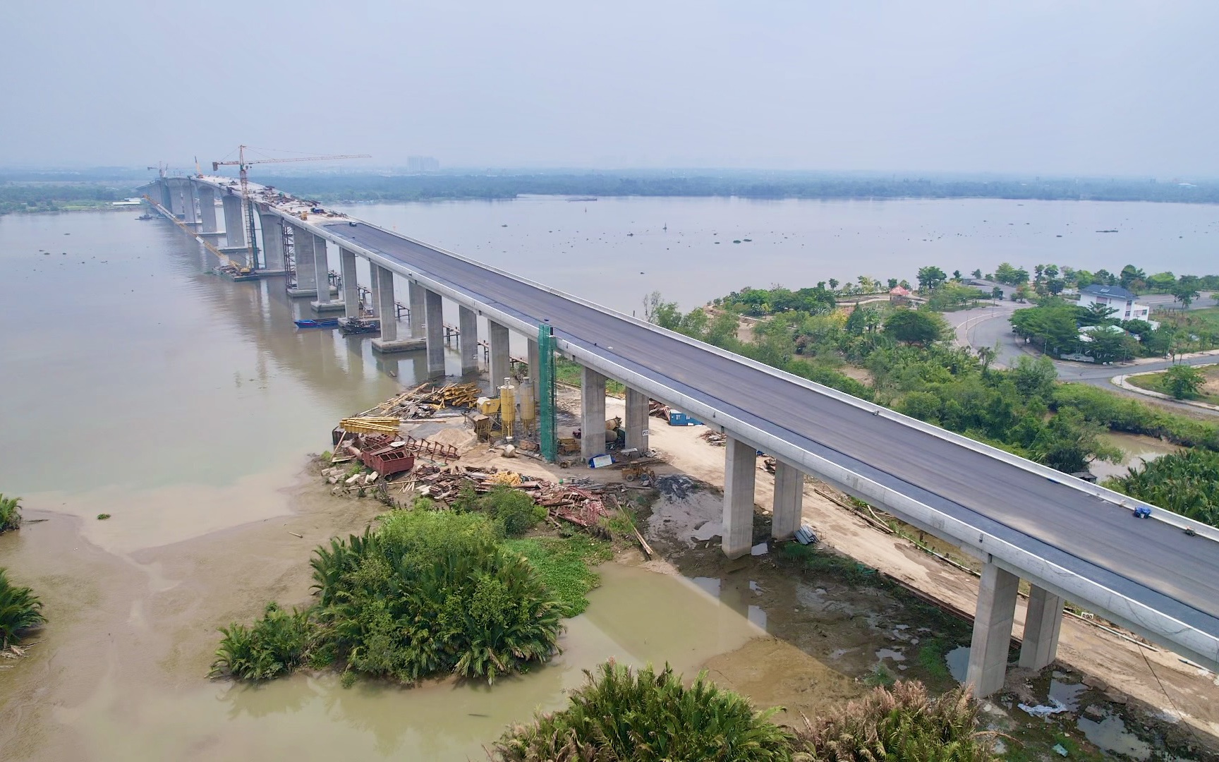 Gấp rút thi công đảm bảo thông xe 14,7km Vành đai 3 TP.HCM cuối năm 2025- Ảnh 4. Công nhân đội nắng, chạy đua đưa cầu lớn nhất Vành đai 3 về đích