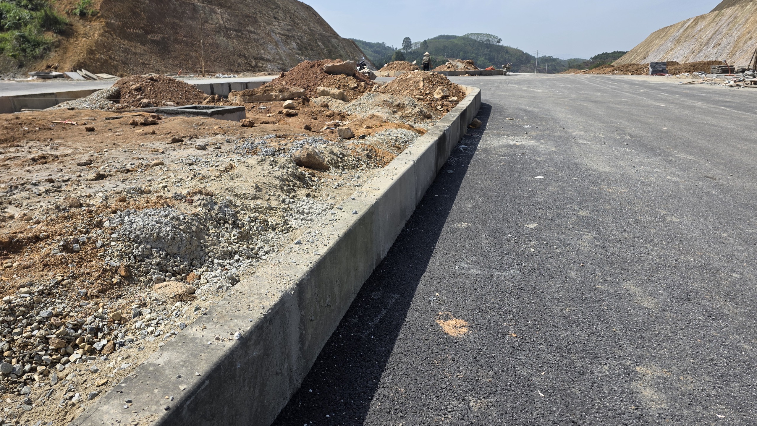 H&igrave;nh h&agrave;i tuyến đường gần 300 tỷ đồng ở Y&ecirc;n B&aacute;i sắp về đ&iacute;ch- Ảnh 11.