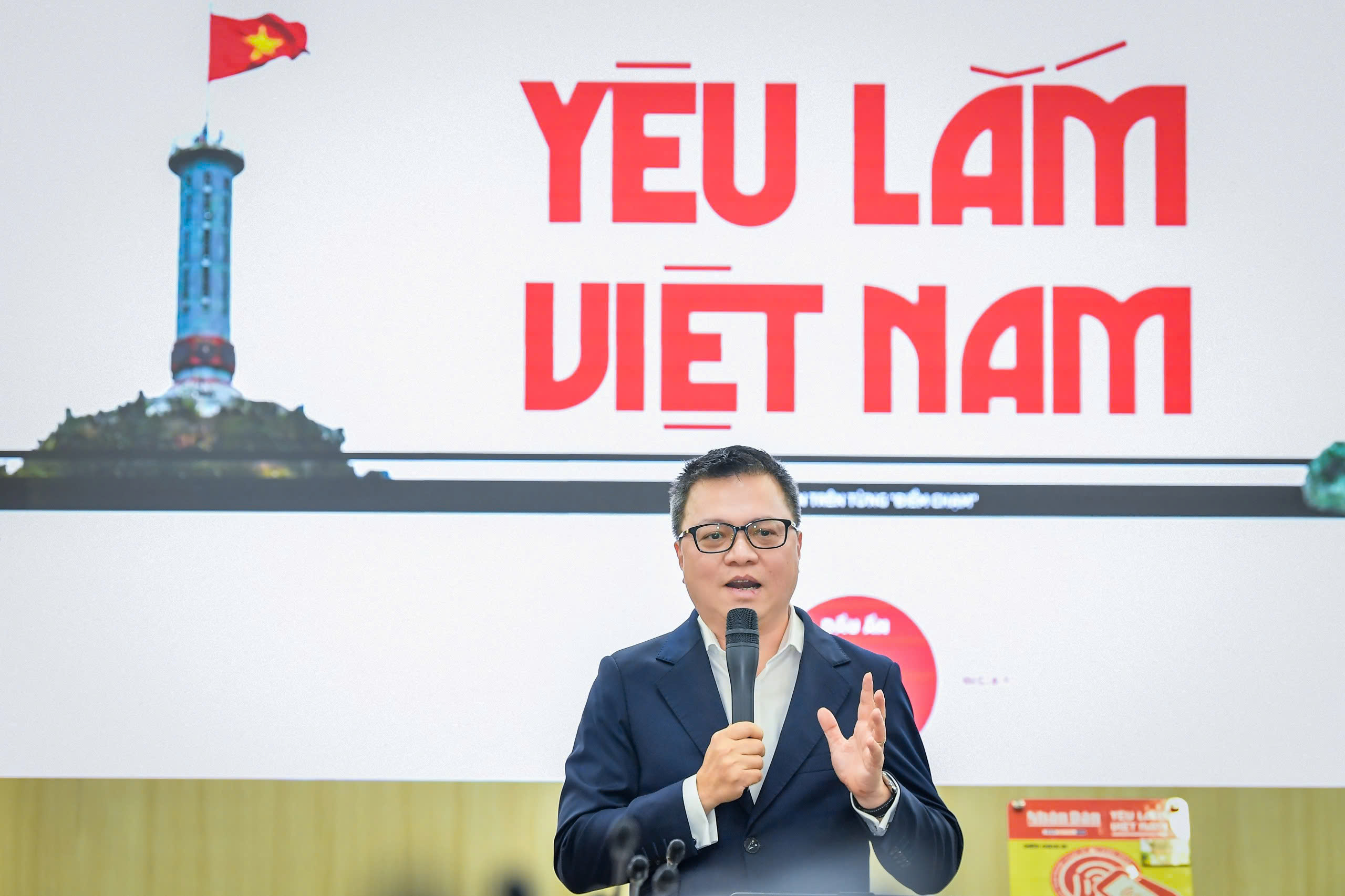 B&ugrave;ng nổ cột Check-in "Y&ecirc;u lắm Việt Nam" tại th&agrave;nh phố, l&agrave;ng qu&ecirc; du lịch- Ảnh 1.