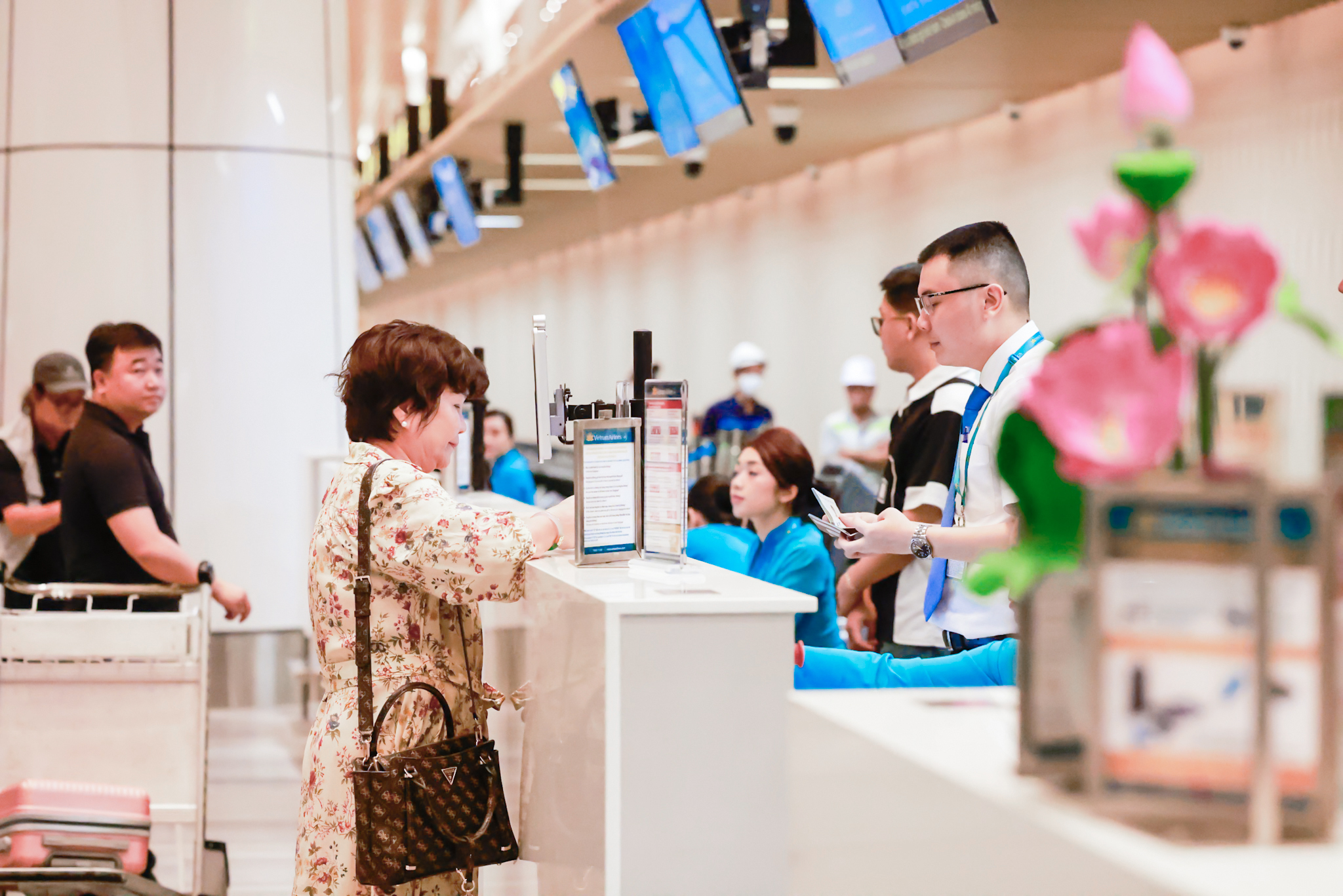 Những h&agrave;nh kh&aacute;ch x&ocirc;ng đất nh&agrave; ga T3 T&acirc;n Sơn Nhất- Ảnh 4.