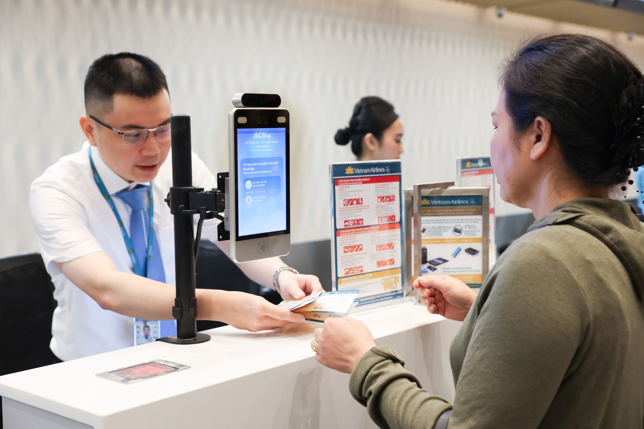 Những h&agrave;nh kh&aacute;ch x&ocirc;ng đất nh&agrave; ga T3 T&acirc;n Sơn Nhất- Ảnh 5.