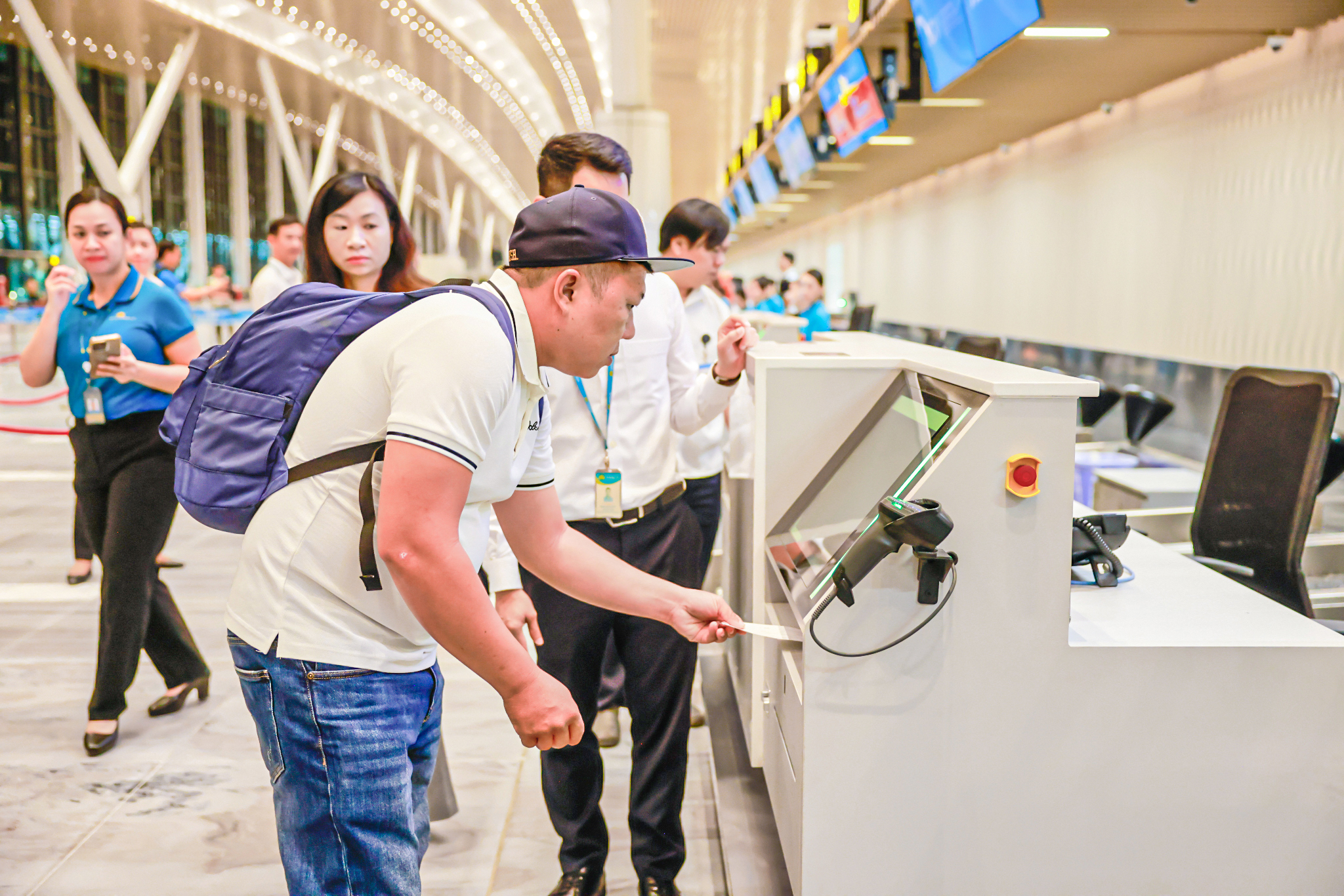 Những h&agrave;nh kh&aacute;ch x&ocirc;ng đất nh&agrave; ga T3 T&acirc;n Sơn Nhất- Ảnh 6.