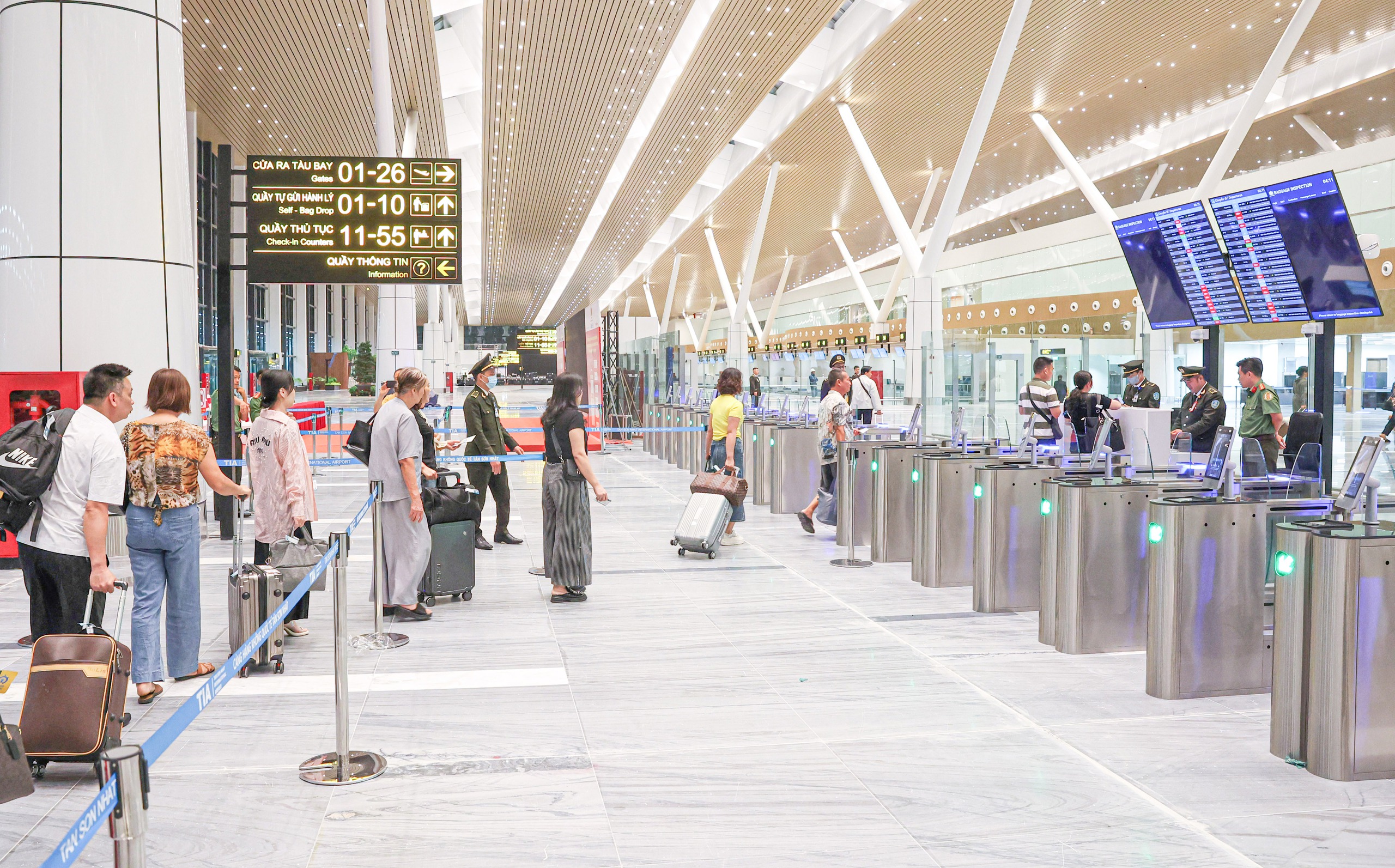 Những h&agrave;nh kh&aacute;ch x&ocirc;ng đất nh&agrave; ga T3 T&acirc;n Sơn Nhất- Ảnh 7.