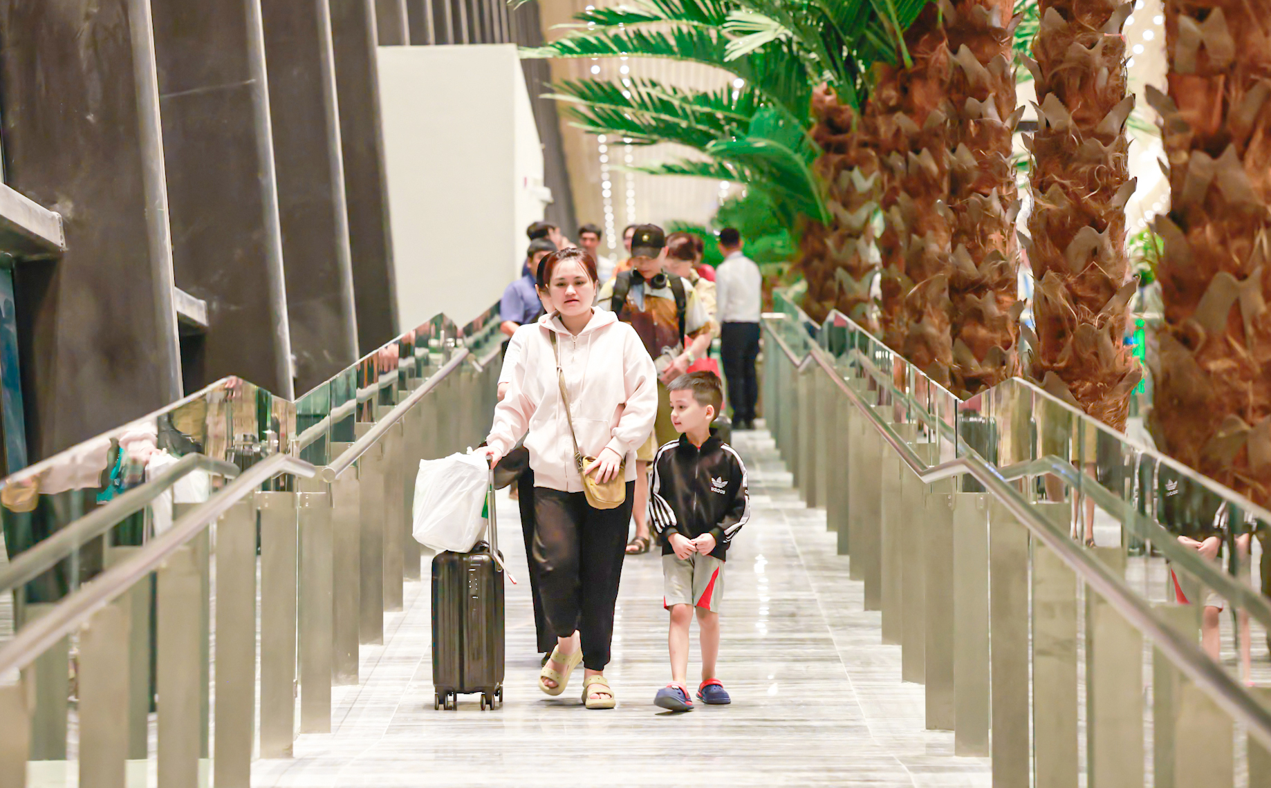 Những h&agrave;nh kh&aacute;ch x&ocirc;ng đất nh&agrave; ga T3 T&acirc;n Sơn Nhất- Ảnh 8.