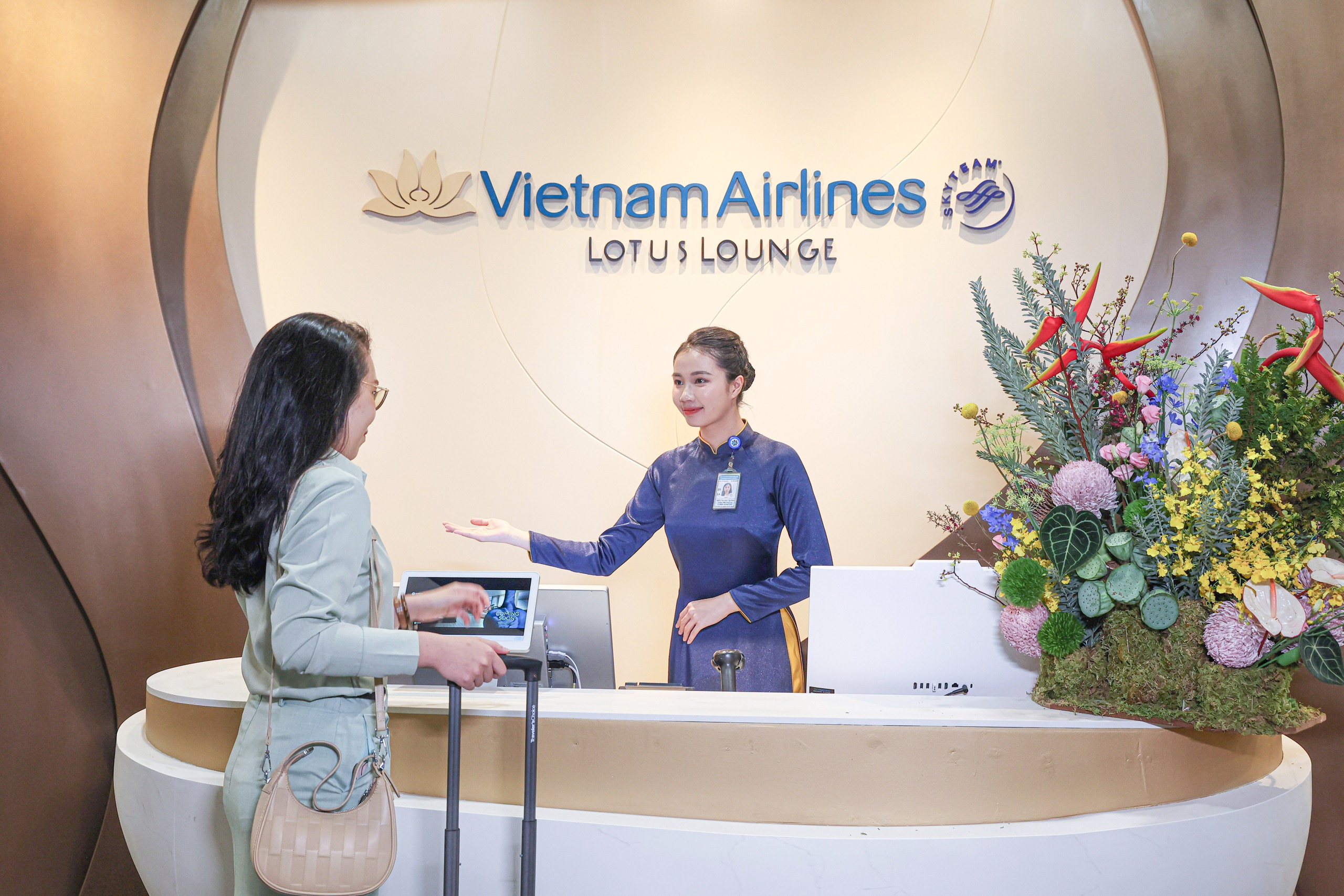 Những h&agrave;nh kh&aacute;ch x&ocirc;ng đất nh&agrave; ga T3 T&acirc;n Sơn Nhất- Ảnh 9.