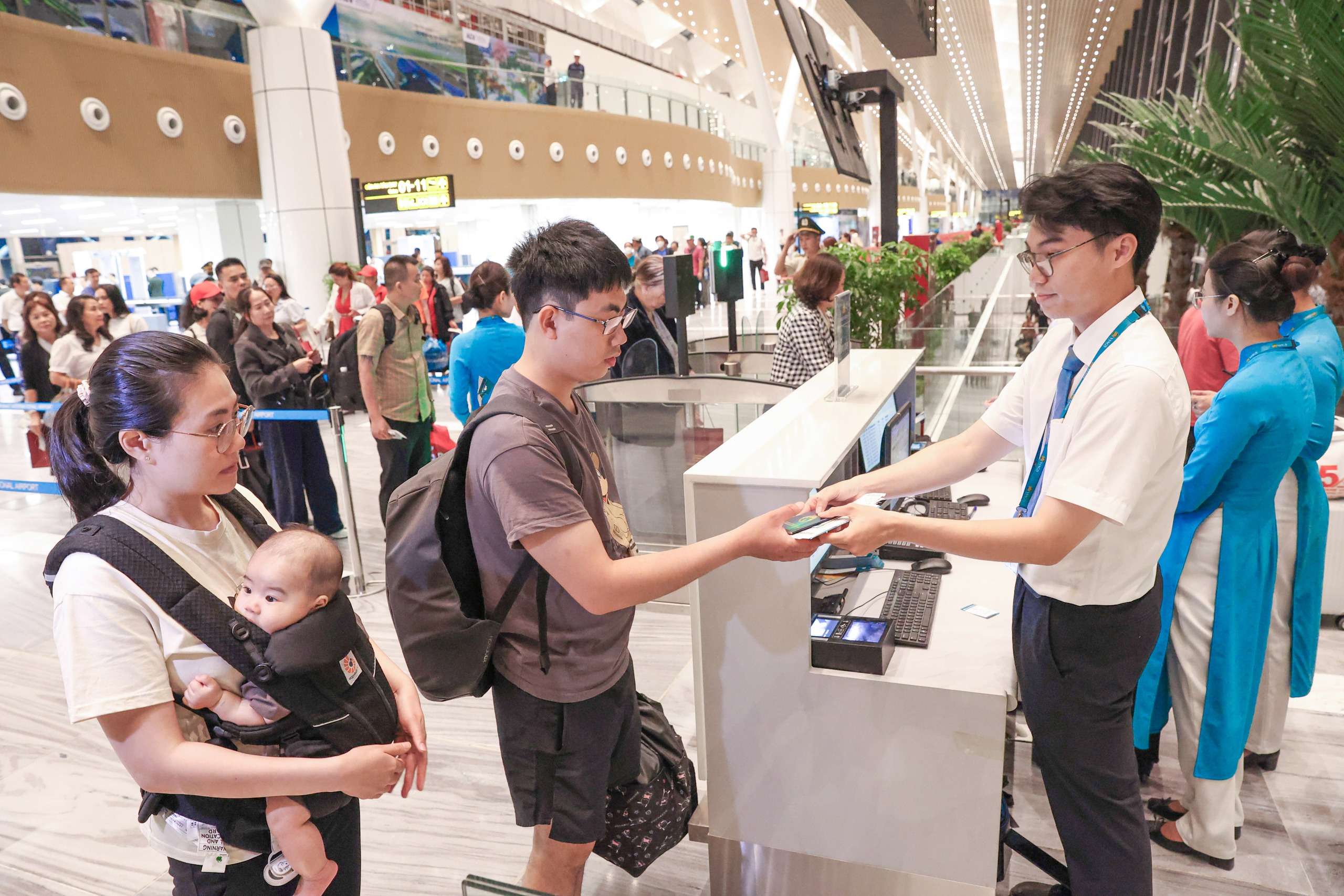 Những h&agrave;nh kh&aacute;ch x&ocirc;ng đất nh&agrave; ga T3 T&acirc;n Sơn Nhất- Ảnh 12.