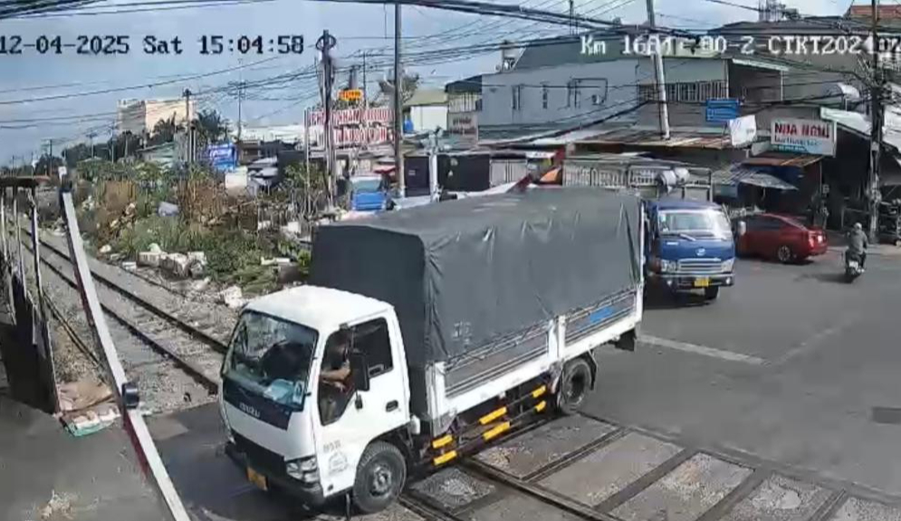 T&ocirc;ng g&atilde;y thanh chắn đường sắt, hai t&agrave;i xế xe tải bị đề nghị điều tra- Ảnh 1.