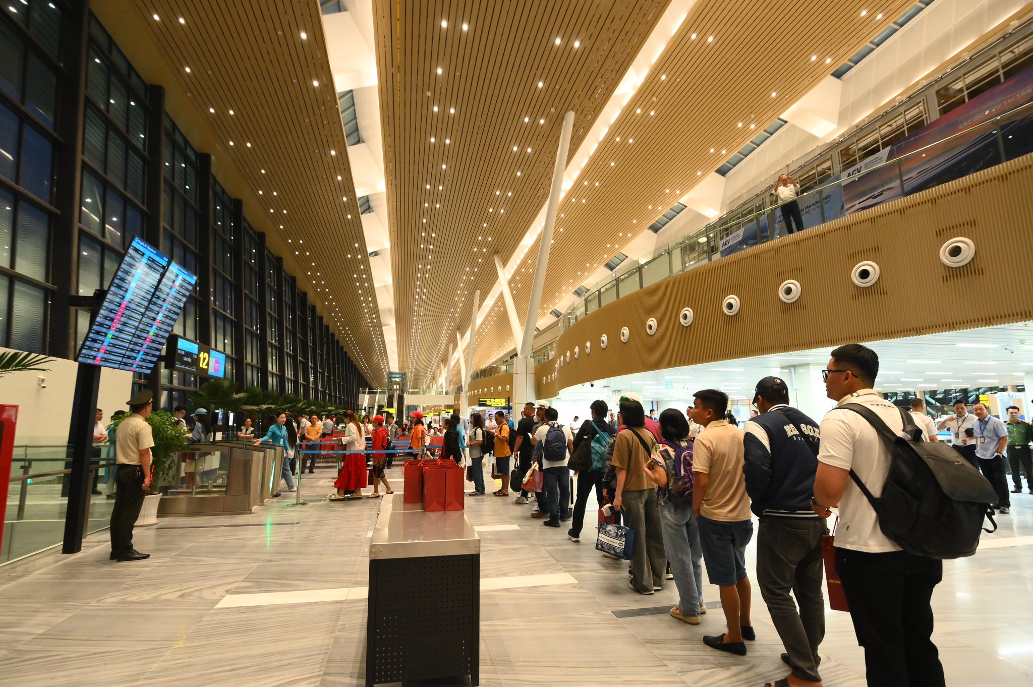 Nhà ga T3 sân bay Tân Sơn Nhất "mở hàng" chuyến bay đầu tiên với hơn 100 hành khách- Ảnh 1. Nhà ga T3 sân bay Tân Sơn Nhất "mở hàng" chuyến bay đầu tiên với hơn 100 hành khách- Ảnh 1.