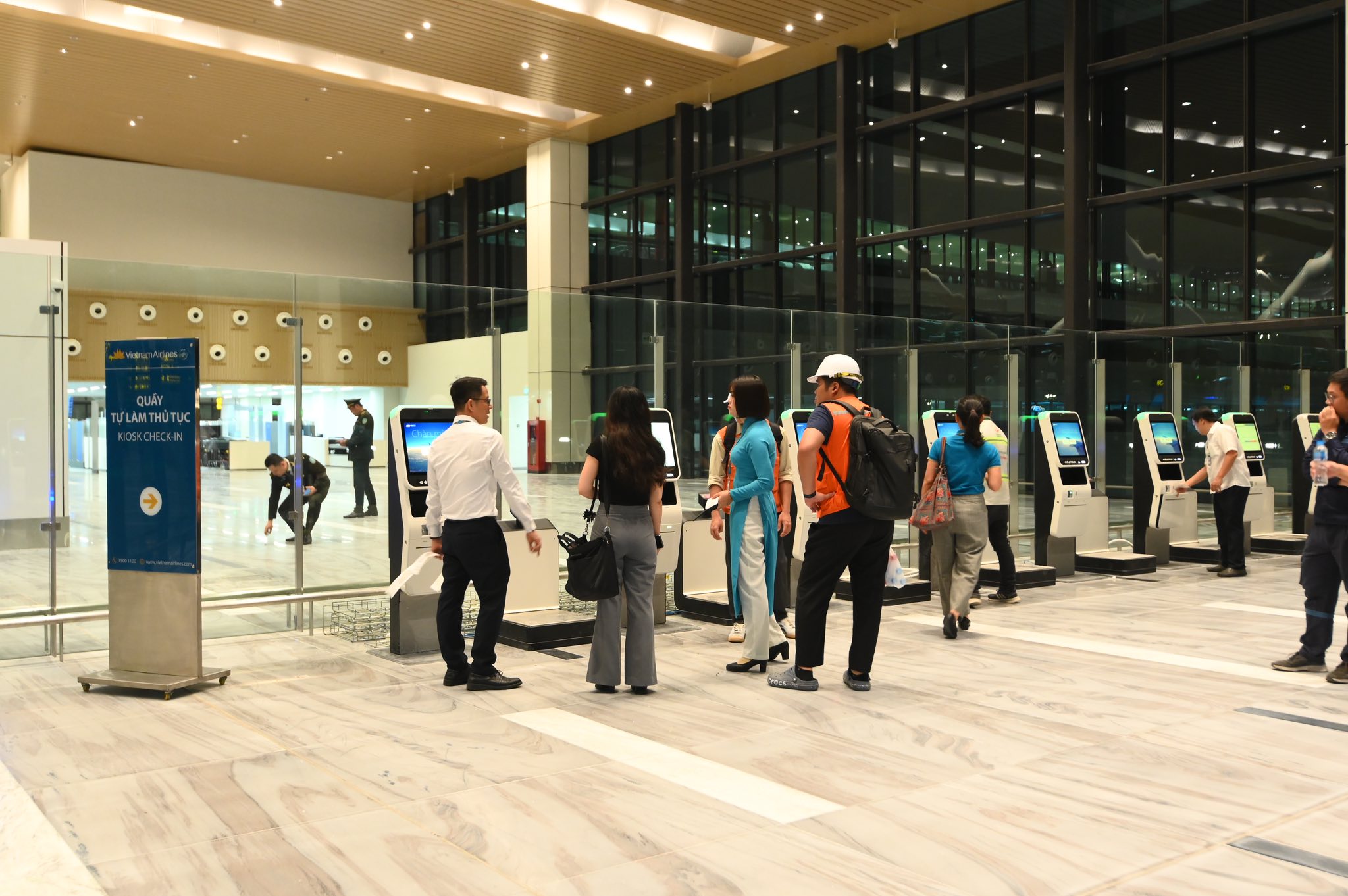 Nhà ga T3 sân bay Tân Sơn Nhất "mở hàng" chuyến bay đầu tiên với hơn 100 hành khách- Ảnh 5. Nhà ga T3 sân bay Tân Sơn Nhất "mở hàng" chuyến bay đầu tiên với hơn 100 hành khách- Ảnh 5.