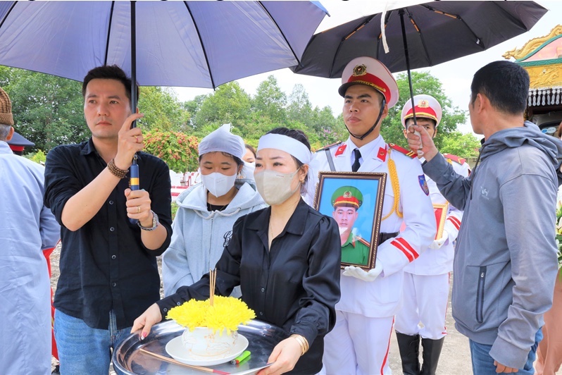 Truy thăng thiếu t&aacute; cho đại &uacute;y c&ocirc;ng an hy sinh khi truy bắt đối tượng hung h&atilde;n tr&ecirc;n s&ocirc;ng- Ảnh 2.