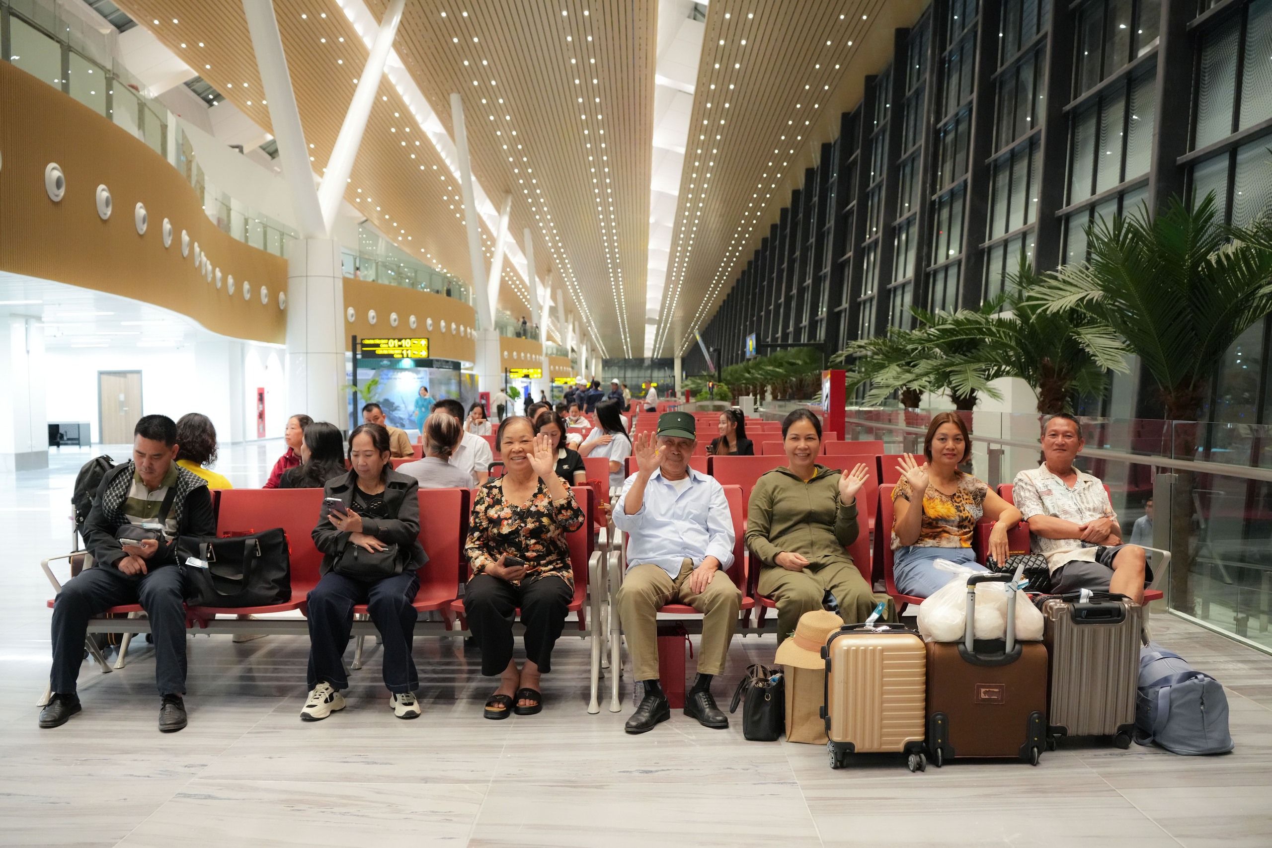 Nhà ga T3 sân bay Tân Sơn Nhất "mở hàng" chuyến bay đầu tiên với hơn 100 hành khách- Ảnh 9. Nhà ga T3 sân bay Tân Sơn Nhất "mở hàng" chuyến bay đầu tiên với hơn 100 hành khách- Ảnh 9.