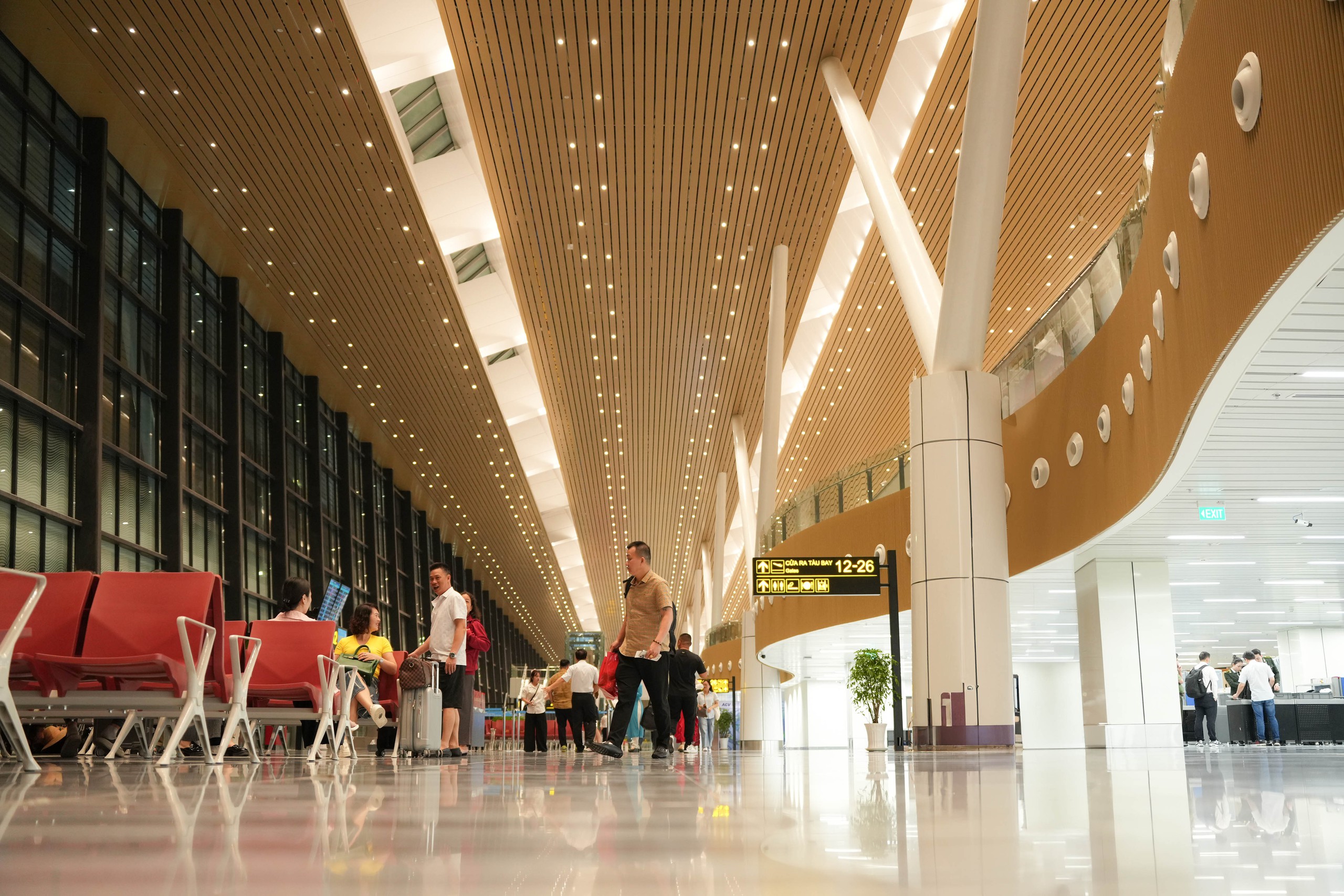 Nhà ga T3 sân bay Tân Sơn Nhất "mở hàng" chuyến bay đầu tiên với hơn 100 hành khách- Ảnh 2. Nhà ga T3 sân bay Tân Sơn Nhất "mở hàng" chuyến bay đầu tiên với hơn 100 hành khách- Ảnh 2.