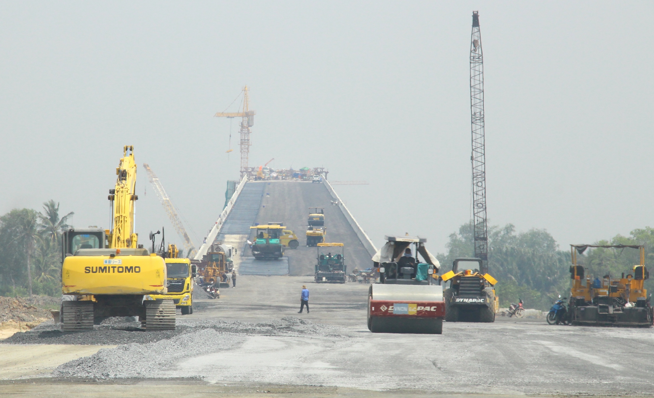 C&ocirc;ng nh&acirc;n đội nắng, chạy đua đưa cầu lớn nhất V&agrave;nh đai 3 về đ&iacute;ch- Ảnh 2.