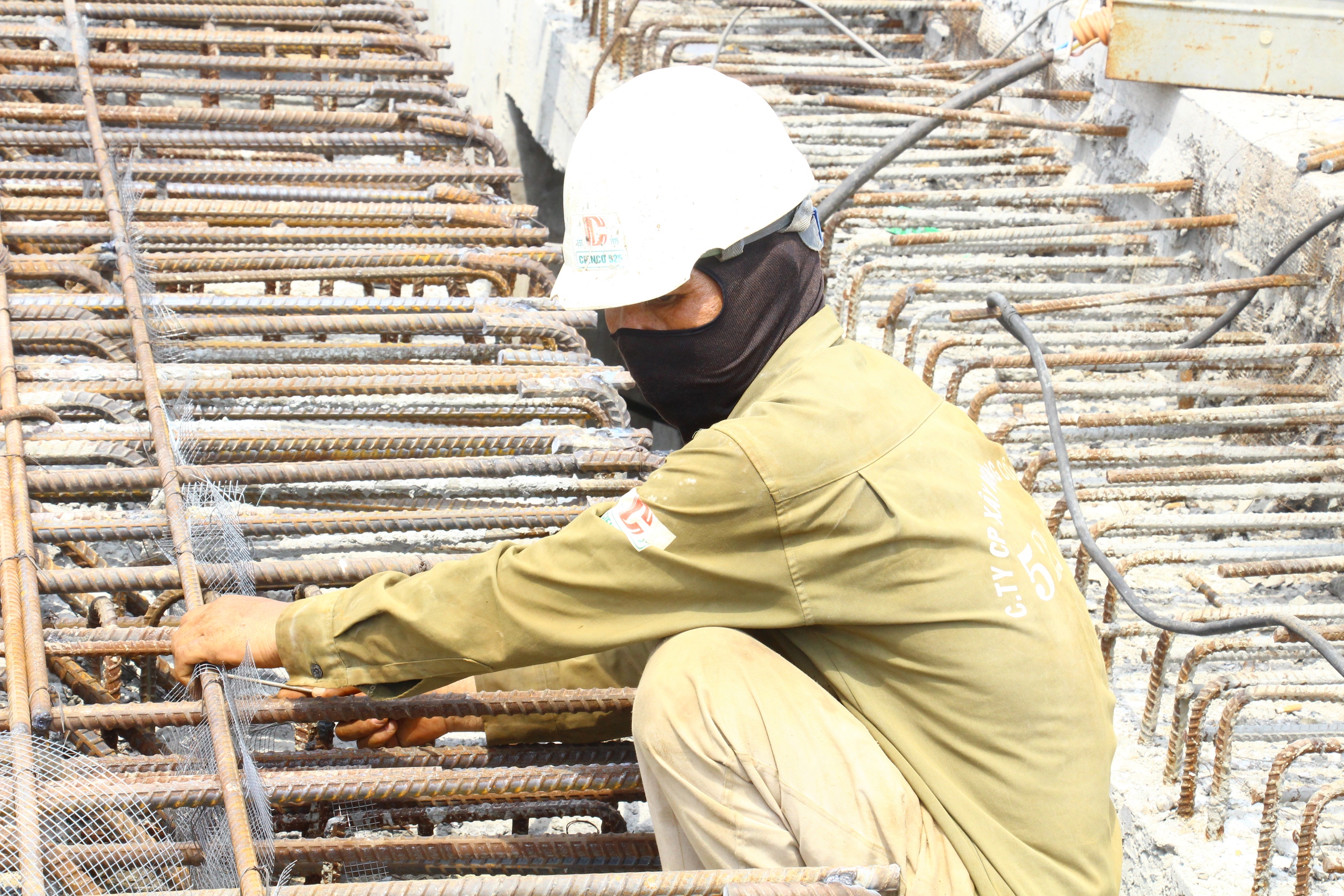 C&ocirc;ng nh&acirc;n đội nắng, chạy đua đưa cầu lớn nhất V&agrave;nh đai 3 về đ&iacute;ch- Ảnh 11.