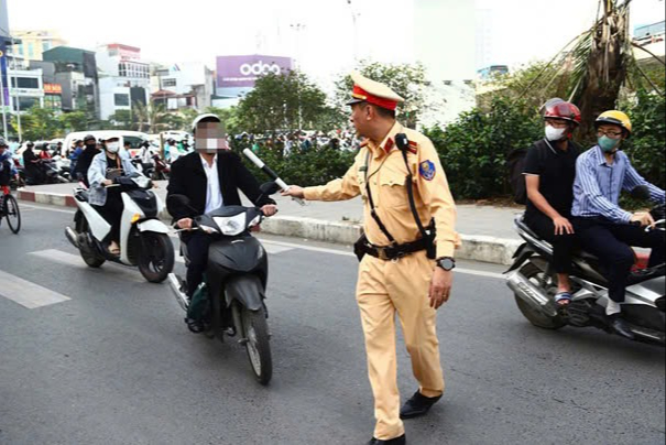 CSGT H&agrave; Nội tăng cường xử l&yacute; h&agrave;nh vi vượt đ&egrave;n đỏ, đi ngược chiều- Ảnh 1.