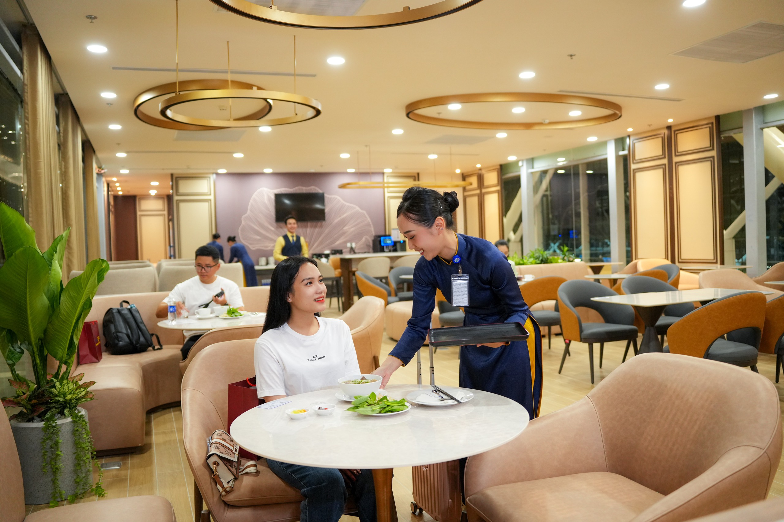 Nhà ga T3 sân bay Tân Sơn Nhất "mở hàng" chuyến bay đầu tiên với hơn 100 hành khách- Ảnh 10. Nhà ga T3 sân bay Tân Sơn Nhất "mở hàng" chuyến bay đầu tiên với hơn 100 hành khách- Ảnh 10.