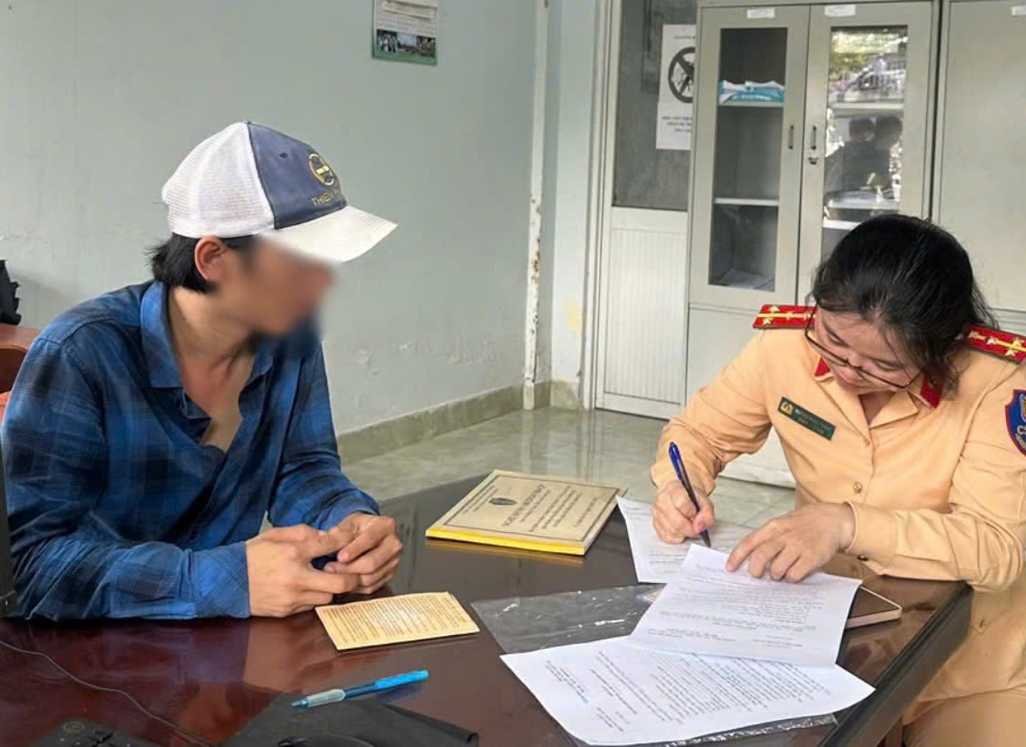 TP.HCM: Phạt nặng t&agrave;i xế xe tải "diễn xiếc" tr&ecirc;n đại lộ Phạm Văn Đồng- Ảnh 1.