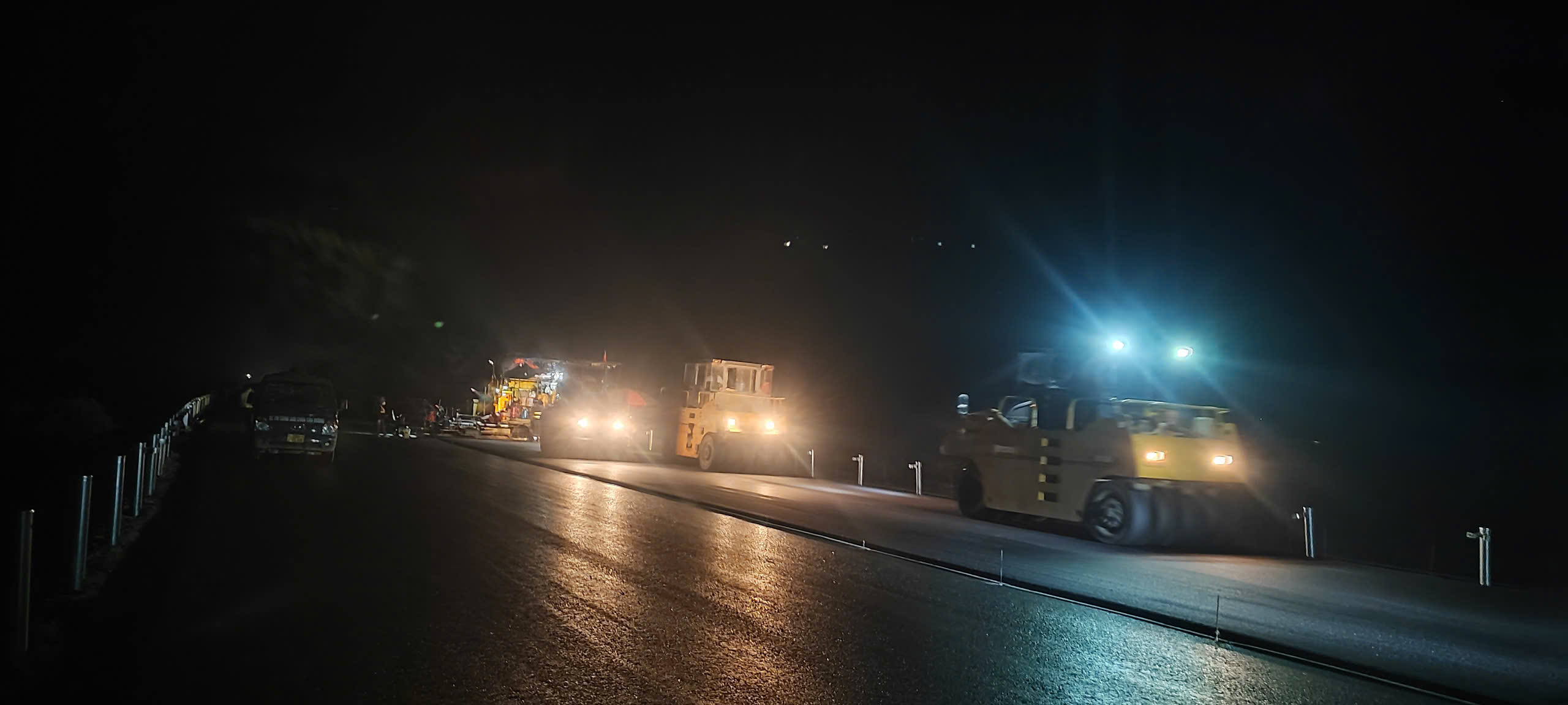 Đ&ecirc;m trắng tr&ecirc;n cao tốc Bắc - Nam qua H&agrave; Tĩnh trước ng&agrave;y th&ocirc;ng xe- Ảnh 1.