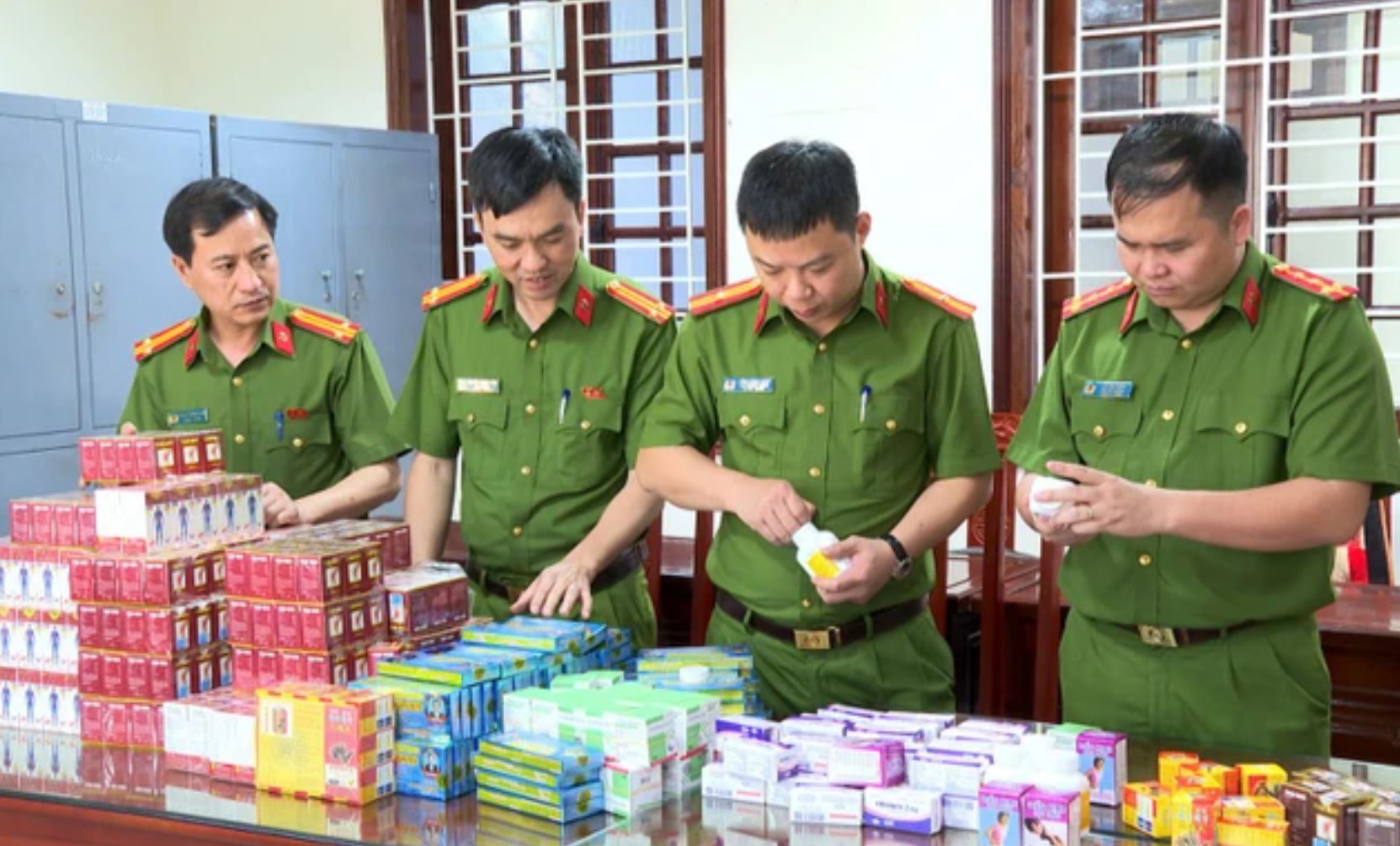 Thuốc giả trong đường d&acirc;y vừa bị triệt ph&aacute; chưa v&agrave;o c&aacute;c bệnh viện c&ocirc;ng lập- Ảnh 1.