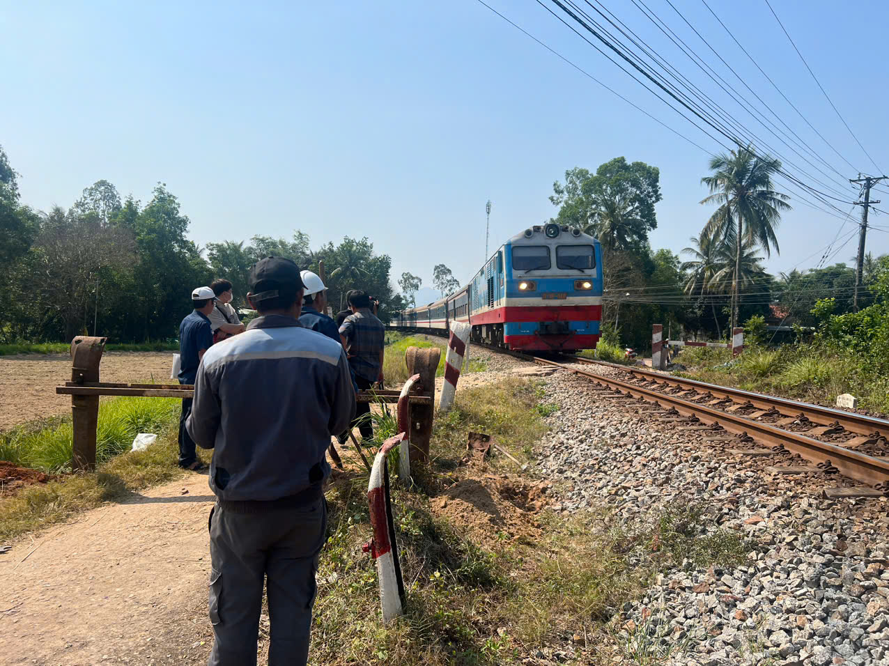 X&oacute;a bỏ c&aacute;c lối đi tự mở, đảm bảo ATGT đường sắt qua B&igrave;nh Định- Ảnh 2.