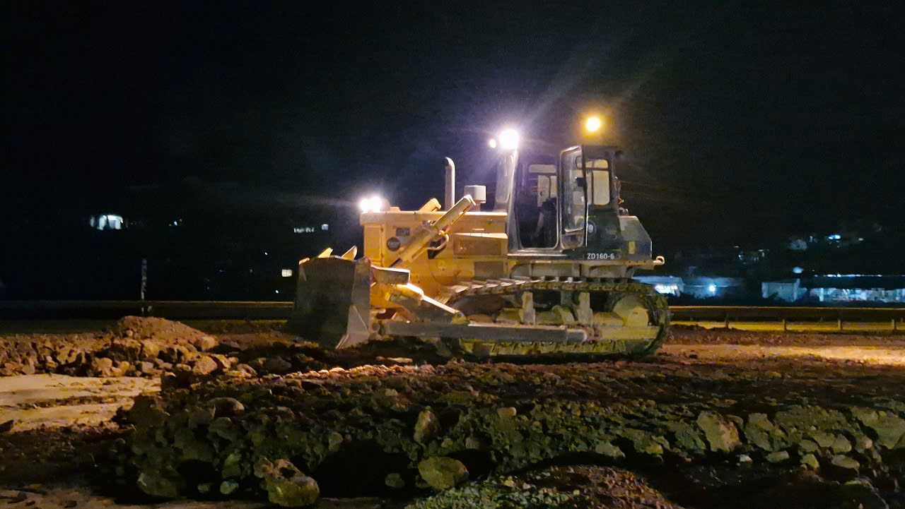 Hơn 2.000 người thi công xuyên đêm đưa cao tốc Chi Lăng - Hữu Nghị về đích- Ảnh 10. Hơn 2.000 người thi công xuyên đêm đưa cao tốc Chi Lăng - Hữu Nghị về đích- Ảnh 10.