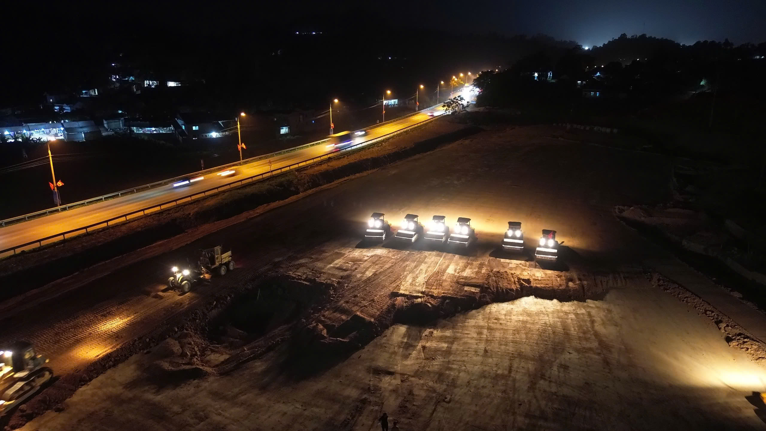 Hơn 2.000 người thi công xuyên đêm đưa cao tốc Chi Lăng - Hữu Nghị về đích- Ảnh 2. Hơn 2.000 người thi công xuyên đêm đưa cao tốc Chi Lăng - Hữu Nghị về đích- Ảnh 2.