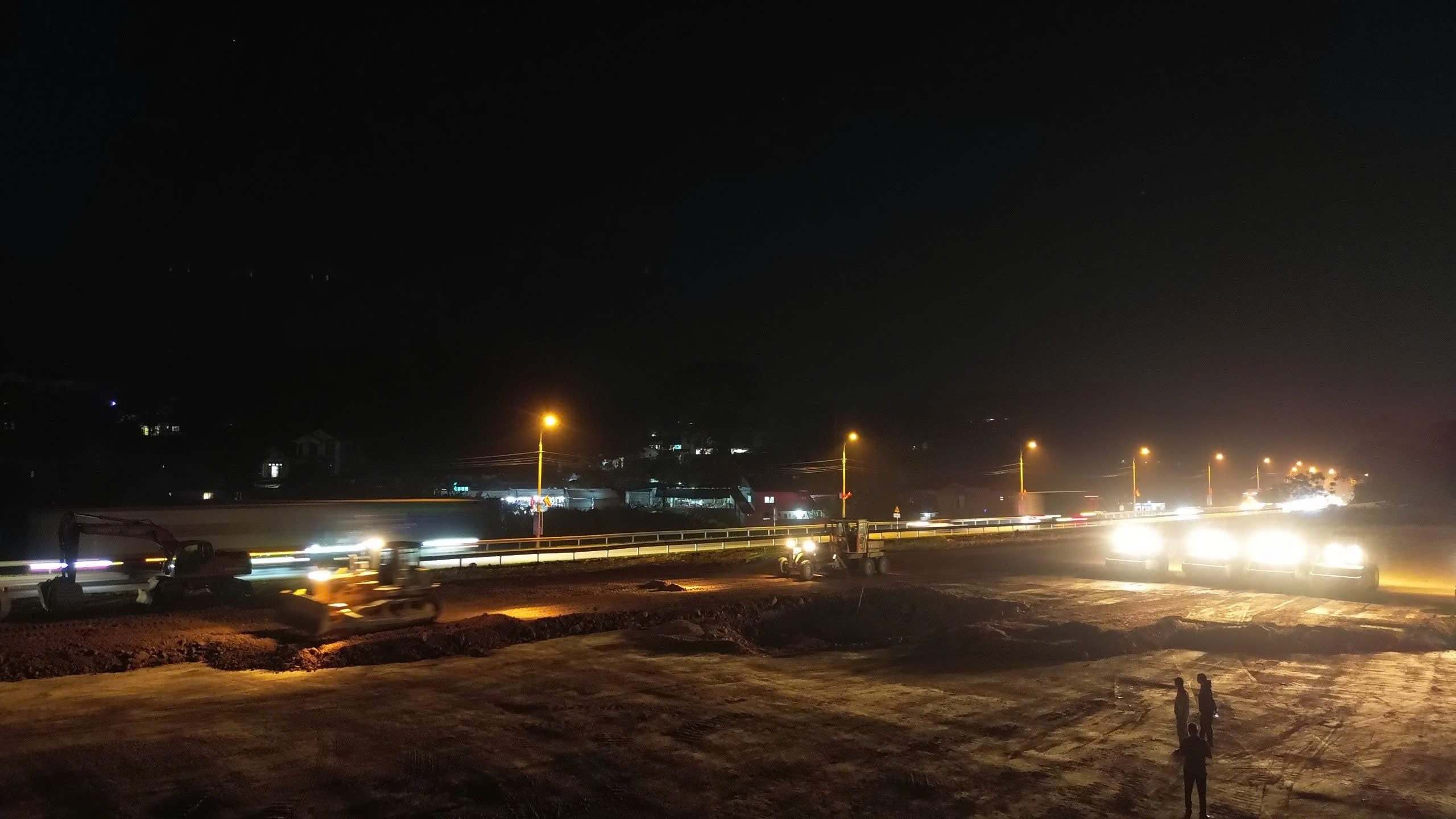 Hơn 2.000 người thi công xuyên đêm đưa cao tốc Chi Lăng - Hữu Nghị về đích- Ảnh 8. Hơn 2.000 người thi công xuyên đêm đưa cao tốc Chi Lăng - Hữu Nghị về đích- Ảnh 8.