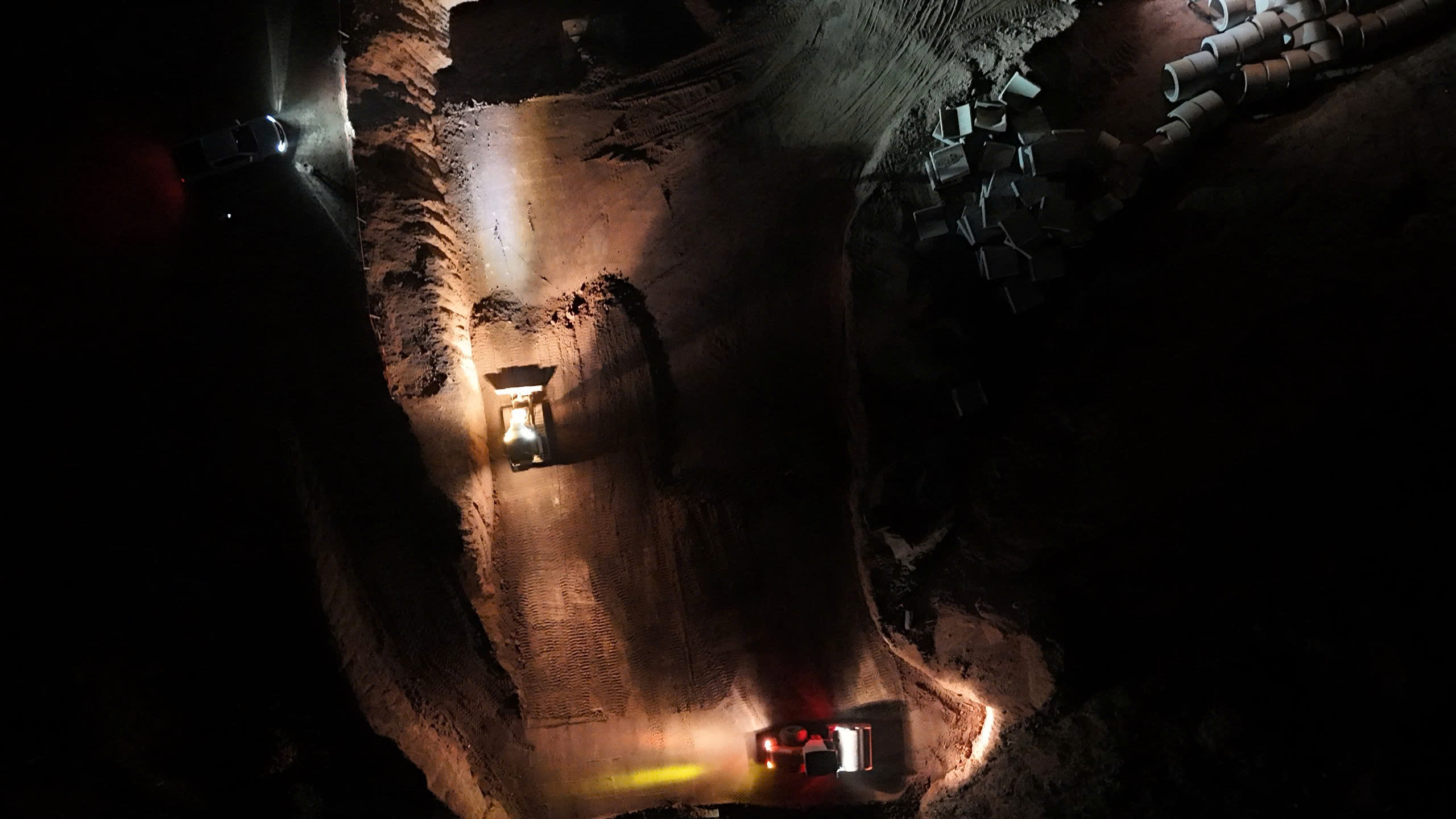 Hơn 2.000 người thi công xuyên đêm đưa cao tốc Chi Lăng - Hữu Nghị về đích- Ảnh 5. Hơn 2.000 người thi công xuyên đêm đưa cao tốc Chi Lăng - Hữu Nghị về đích- Ảnh 5.