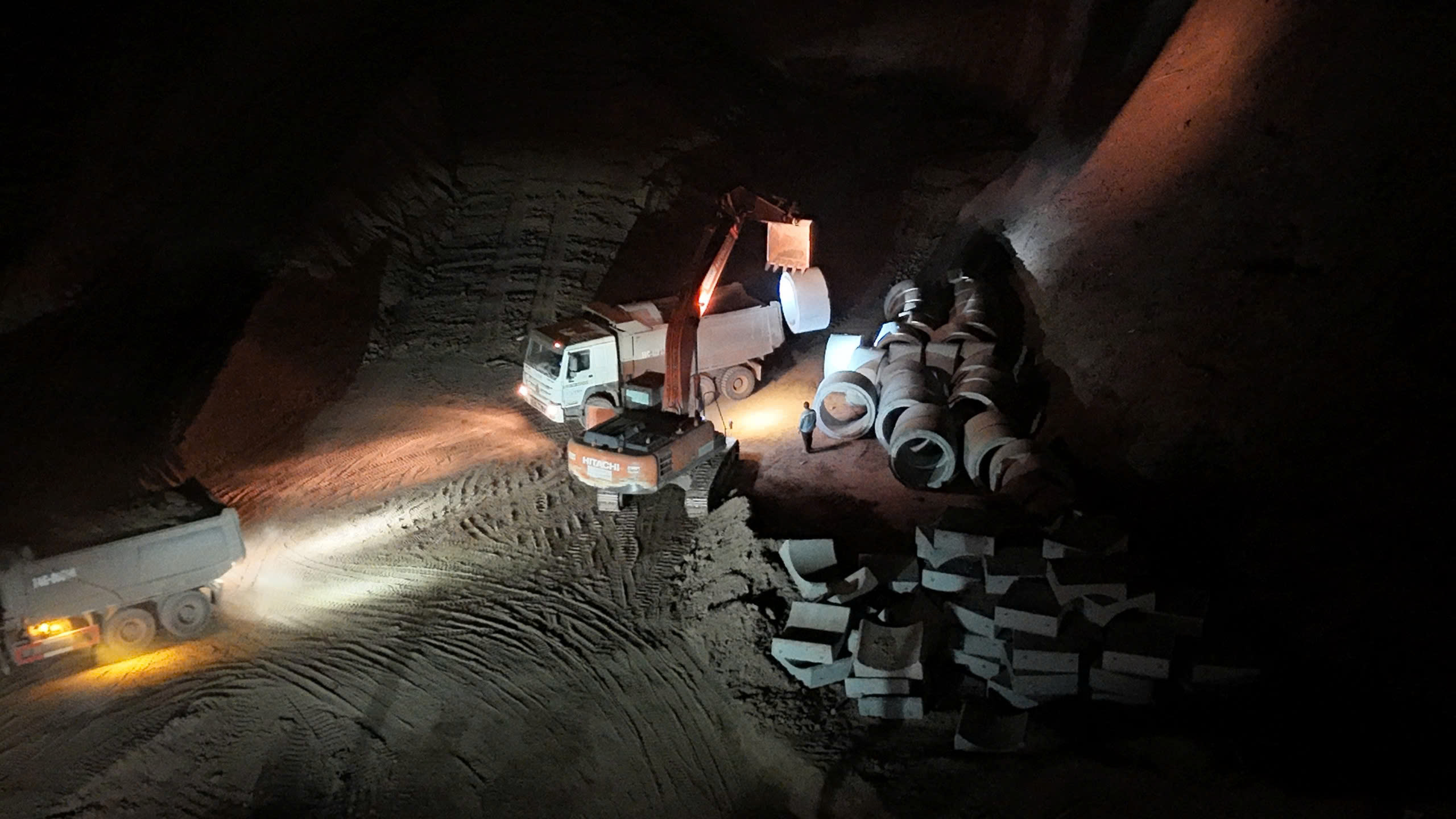 Hơn 2.000 người thi công xuyên đêm đưa cao tốc Chi Lăng - Hữu Nghị về đích- Ảnh 6. Hơn 2.000 người thi công xuyên đêm đưa cao tốc Chi Lăng - Hữu Nghị về đích- Ảnh 6.