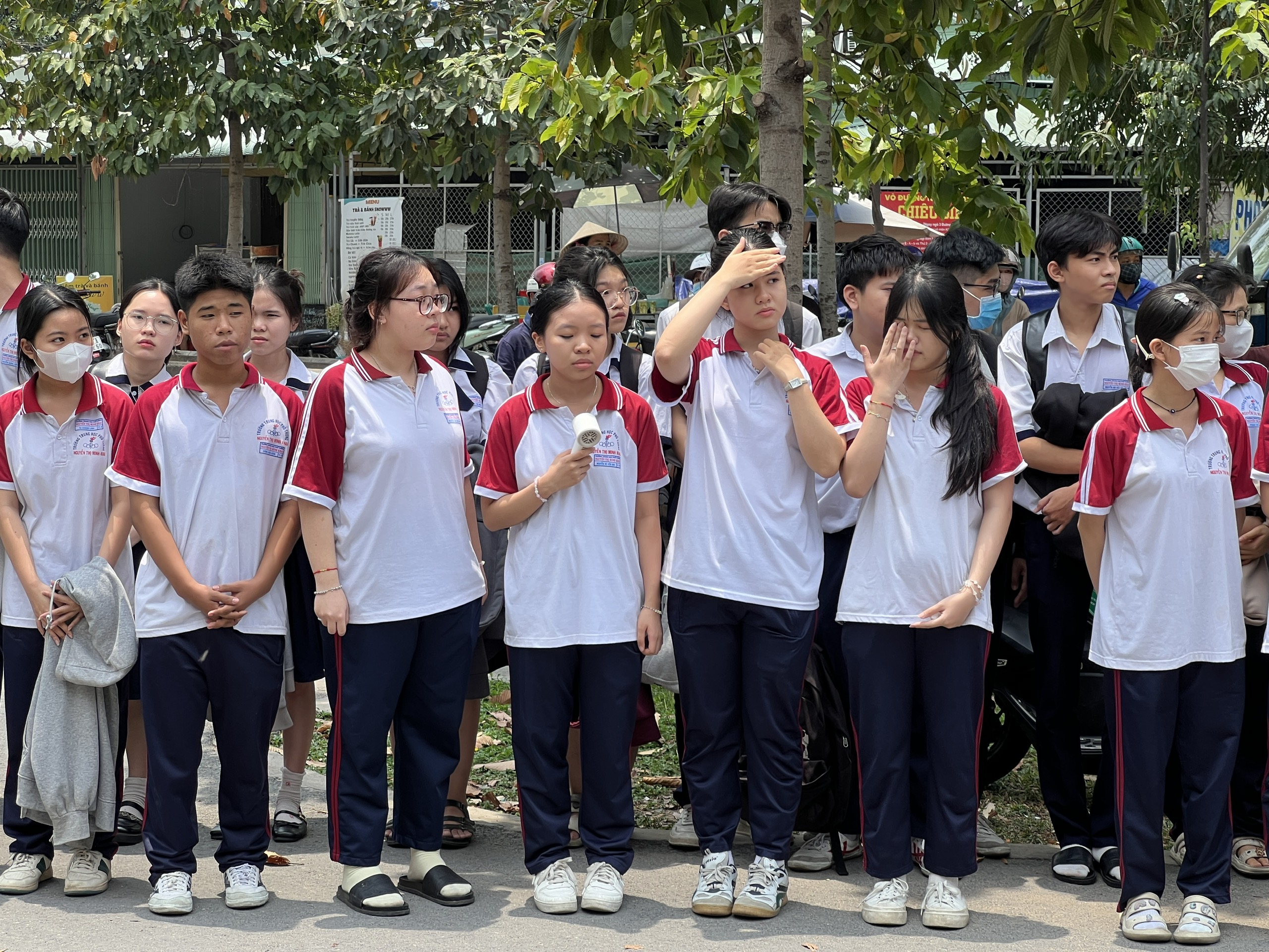 X&uacute;c động cảnh bạn b&egrave; tiễn biệt nữ sinh lớp 11 tử vong do tai nạn giao th&ocirc;ng- Ảnh 2.