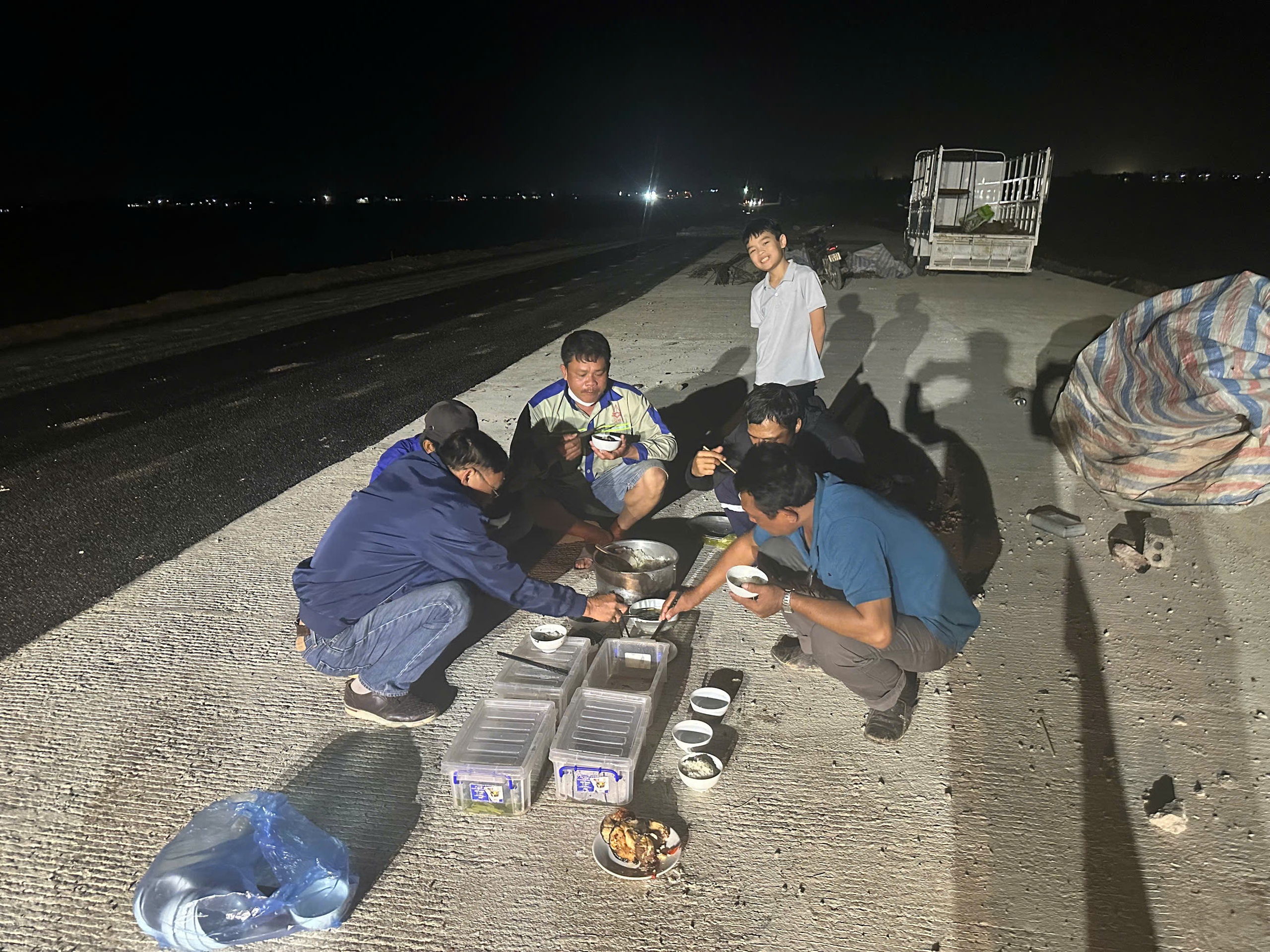 Đ&ecirc;m trắng tr&ecirc;n cao tốc Bắc - Nam qua H&agrave; Tĩnh trước ng&agrave;y th&ocirc;ng xe- Ảnh 4.