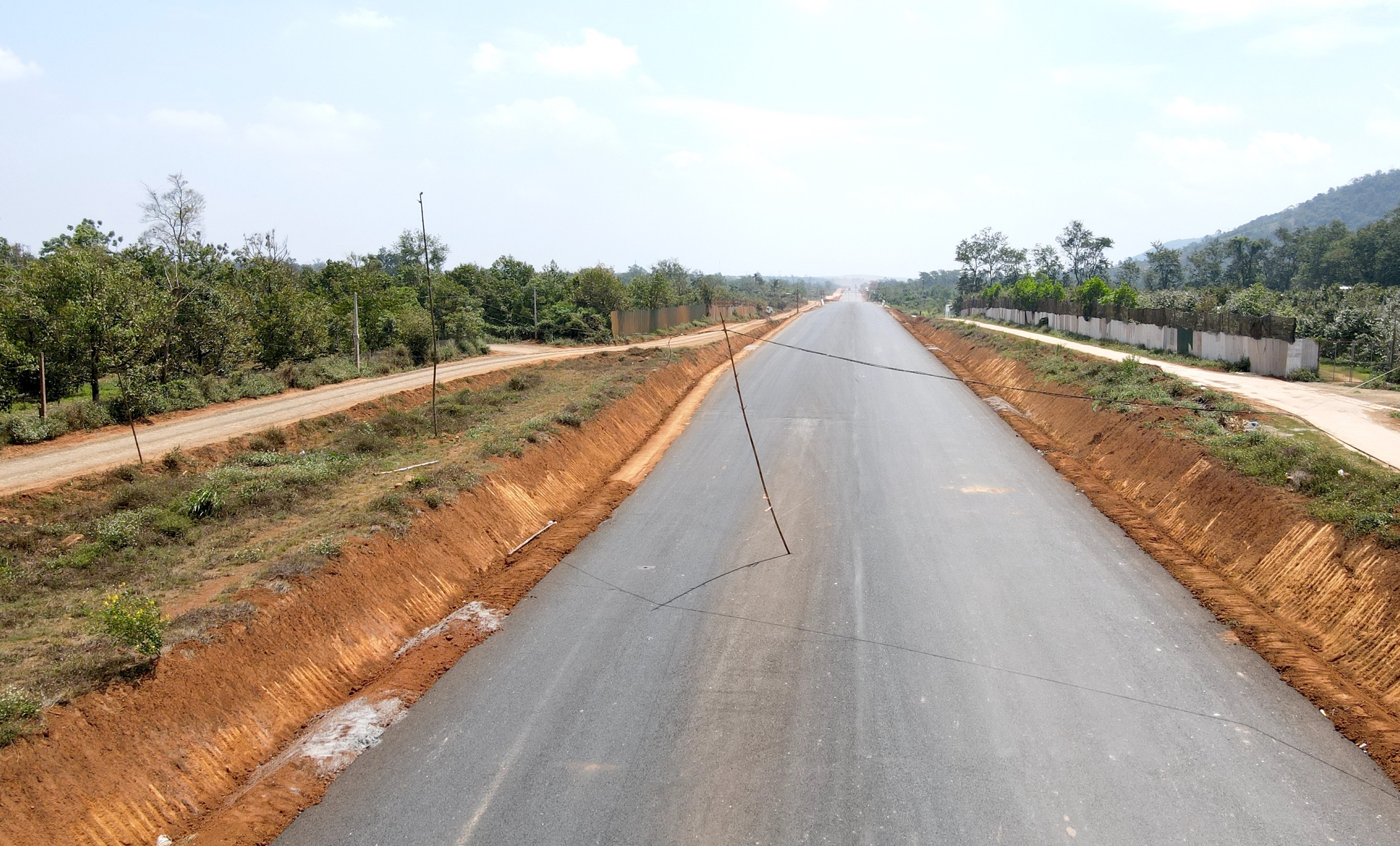 Cao tốc Kh&aacute;nh H&ograve;a - Bu&ocirc;n Ma Thuột: D&acirc;y điện d&acirc;n sinh chưa di dời, cản tiến độ thi c&ocirc;ng- Ảnh 3.