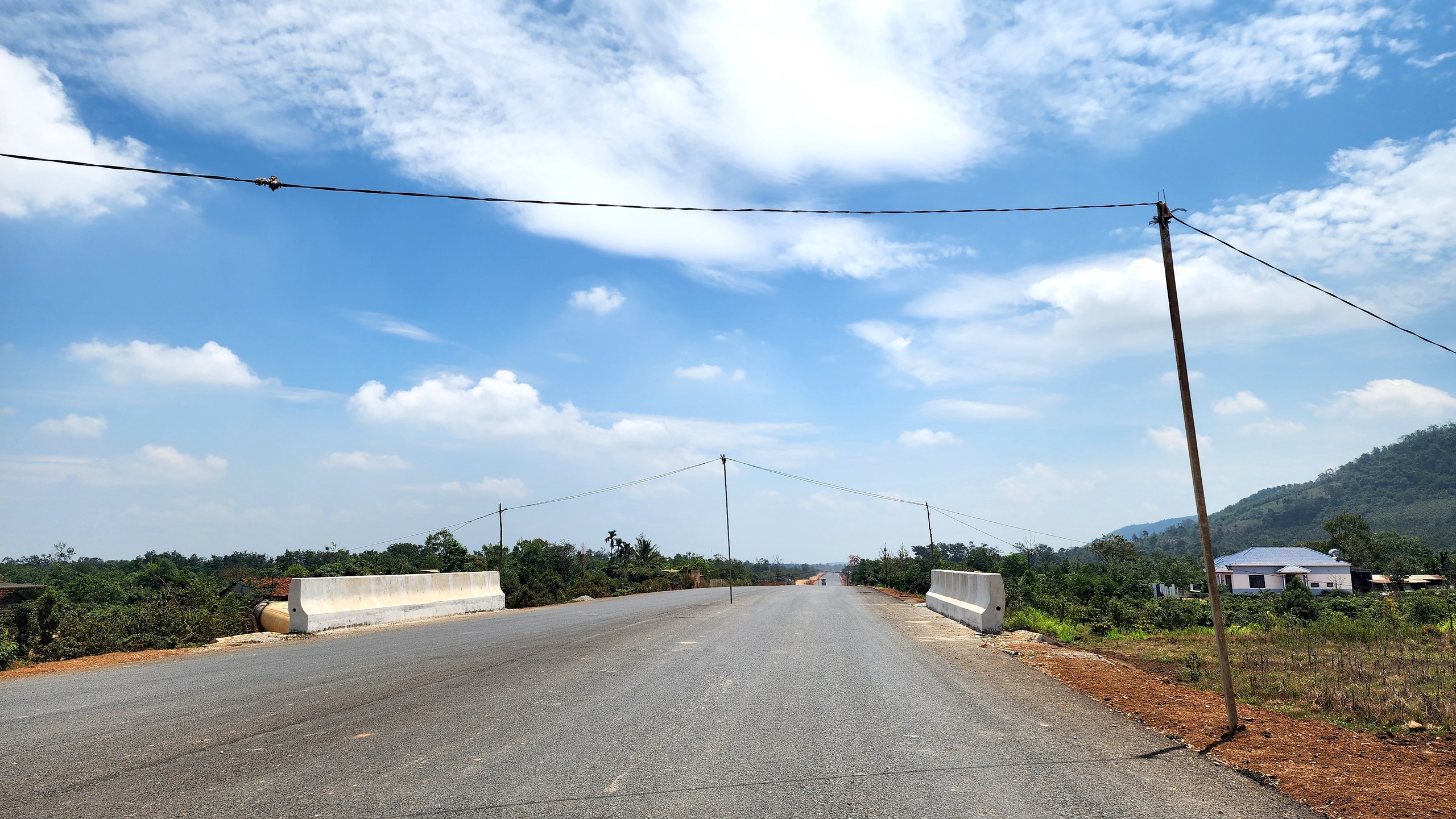 Cao tốc Kh&aacute;nh H&ograve;a - Bu&ocirc;n Ma Thuột: D&acirc;y điện d&acirc;n sinh chưa di dời, cản tiến độ thi c&ocirc;ng- Ảnh 7.