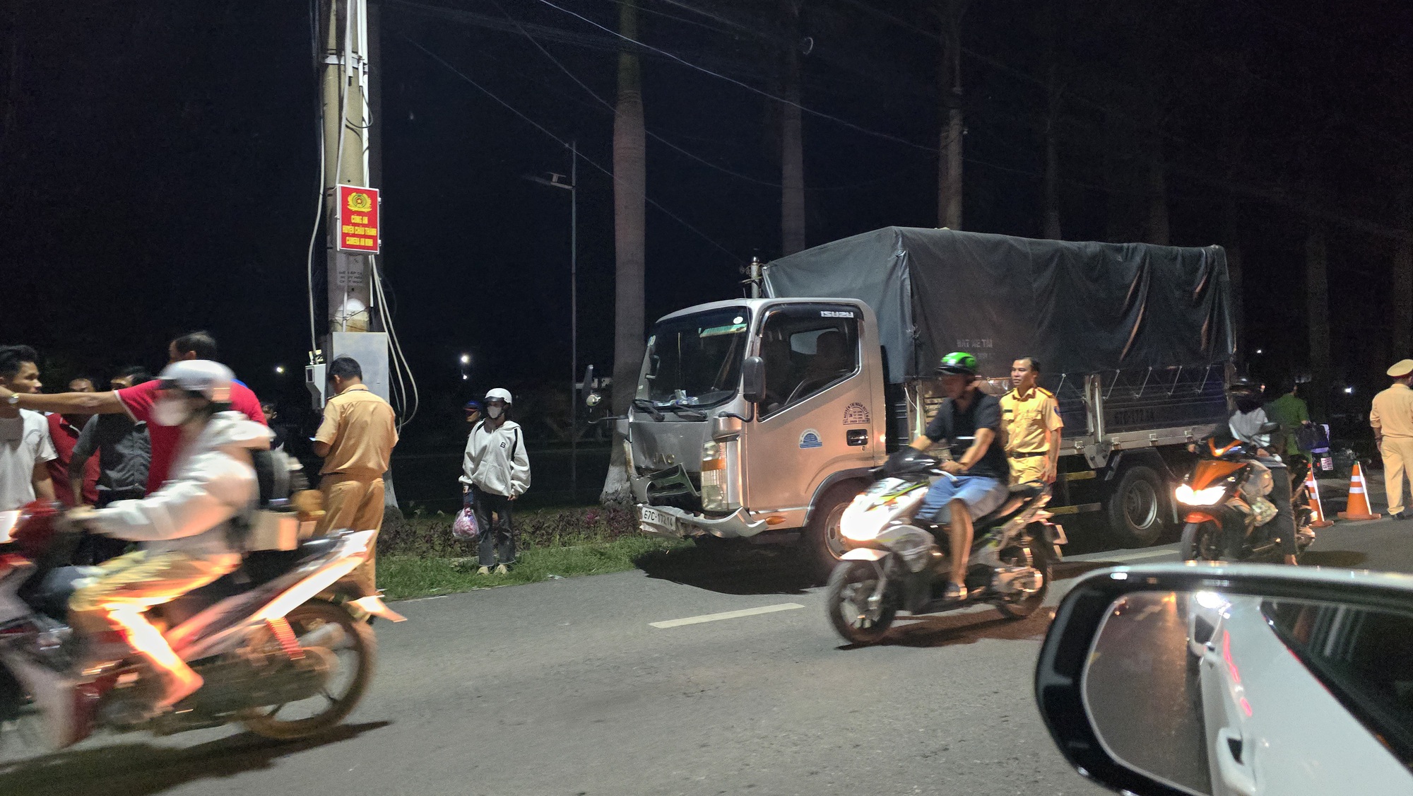 An Giang: Tai nạn giao th&ocirc;ng chết người g&acirc;y kẹt xe k&eacute;o d&agrave;i tr&ecirc;n QL91- Ảnh 1.