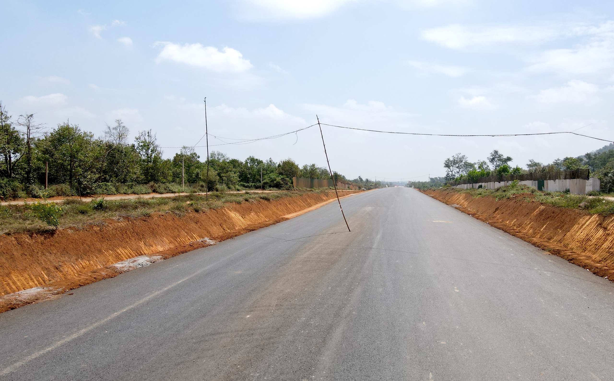 Cao tốc Kh&aacute;nh H&ograve;a - Bu&ocirc;n Ma Thuột: D&acirc;y điện d&acirc;n sinh chưa di dời, cản tiến độ thi c&ocirc;ng- Ảnh 6.