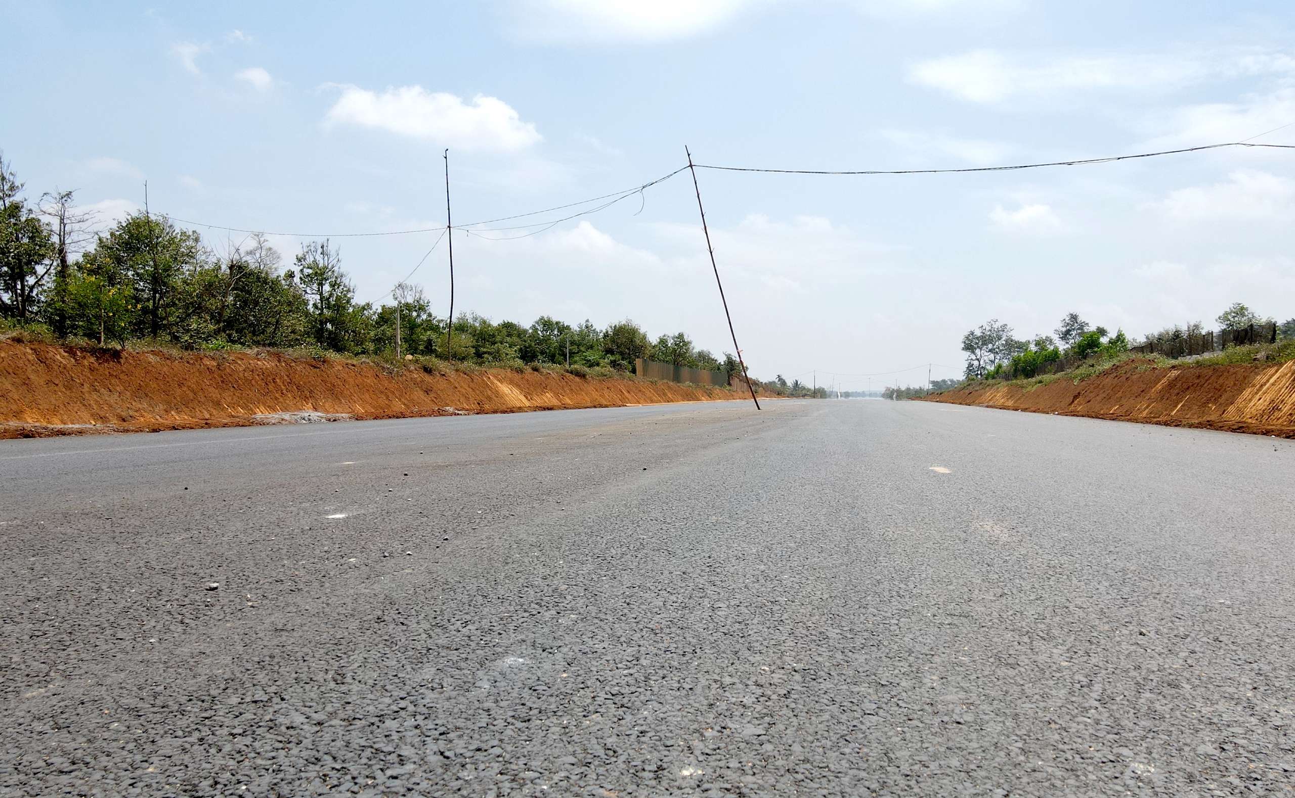 Cao tốc Kh&aacute;nh H&ograve;a - Bu&ocirc;n Ma Thuột: D&acirc;y điện d&acirc;n sinh chưa di dời, cản tiến độ thi c&ocirc;ng- Ảnh 9.