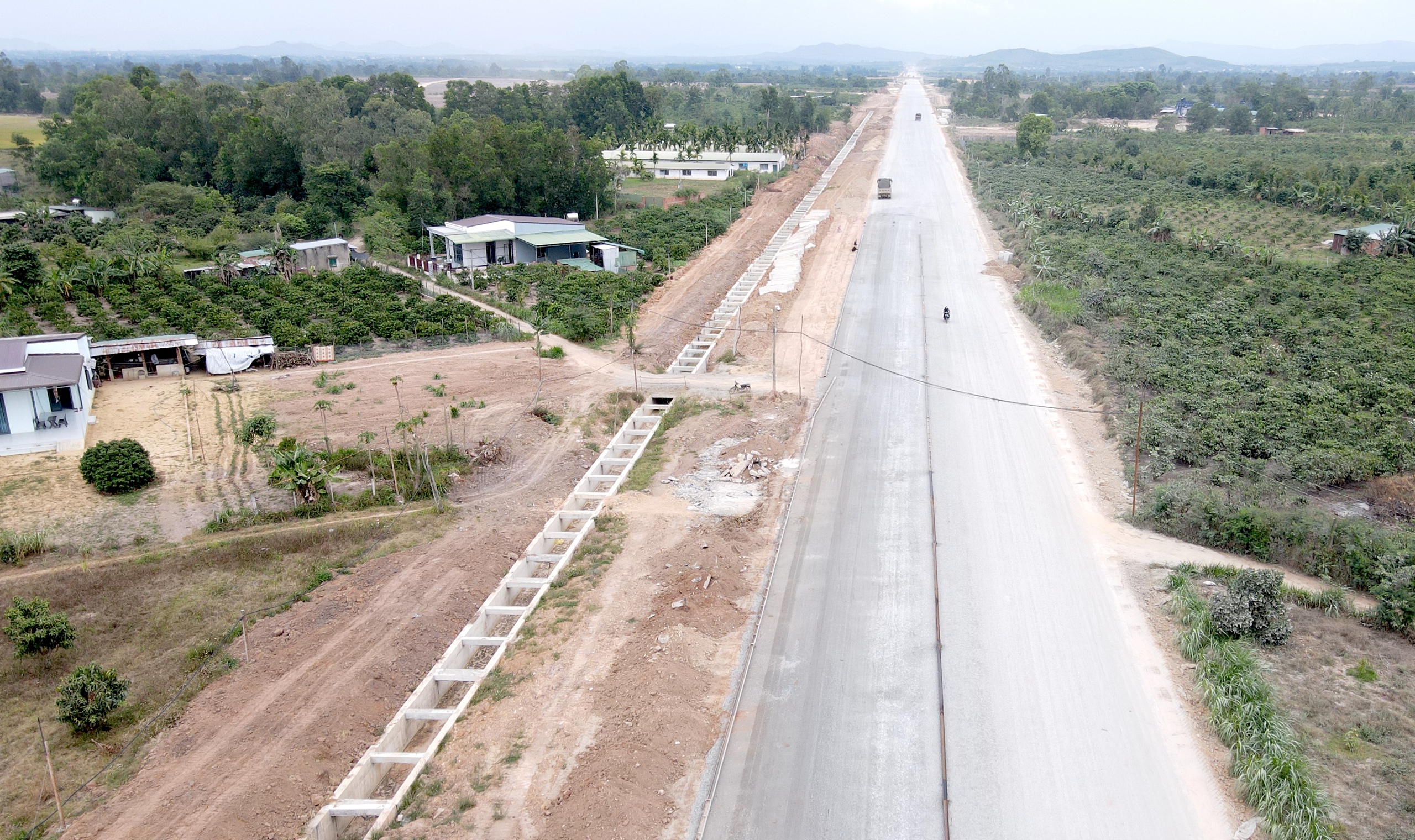 Cao tốc Kh&aacute;nh H&ograve;a - Bu&ocirc;n Ma Thuột: D&acirc;y điện d&acirc;n sinh chưa di dời, cản tiến độ thi c&ocirc;ng- Ảnh 10.