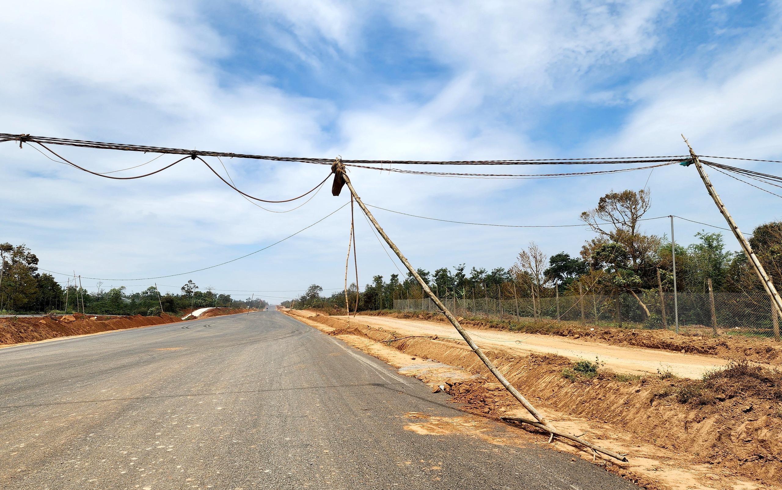 Cao tốc Kh&aacute;nh H&ograve;a - Bu&ocirc;n Ma Thuột: D&acirc;y điện d&acirc;n sinh chưa di dời, cản tiến độ thi c&ocirc;ng- Ảnh 1.