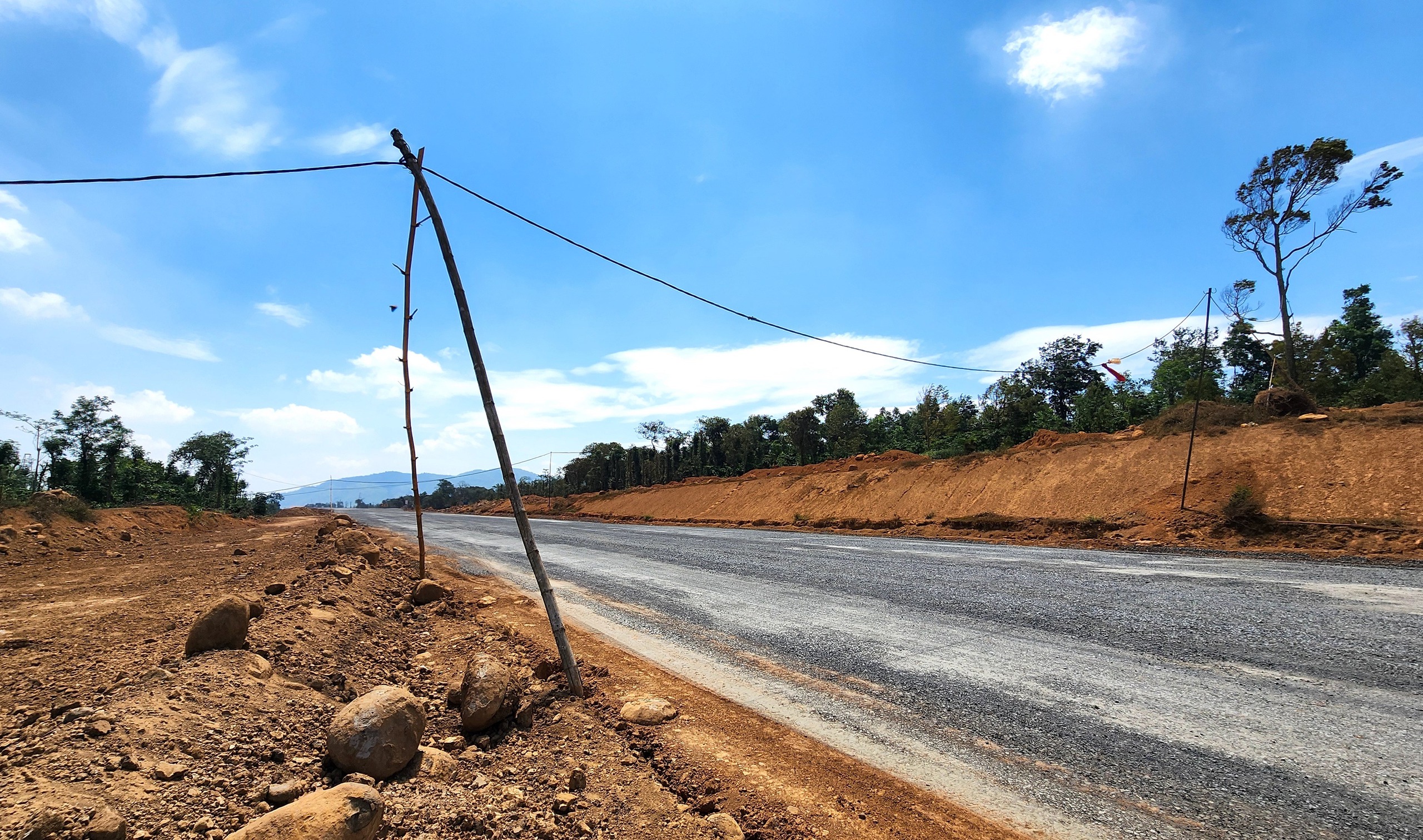 Cao tốc Kh&aacute;nh H&ograve;a - Bu&ocirc;n Ma Thuột: D&acirc;y điện d&acirc;n sinh chưa di dời, cản tiến độ thi c&ocirc;ng- Ảnh 4.