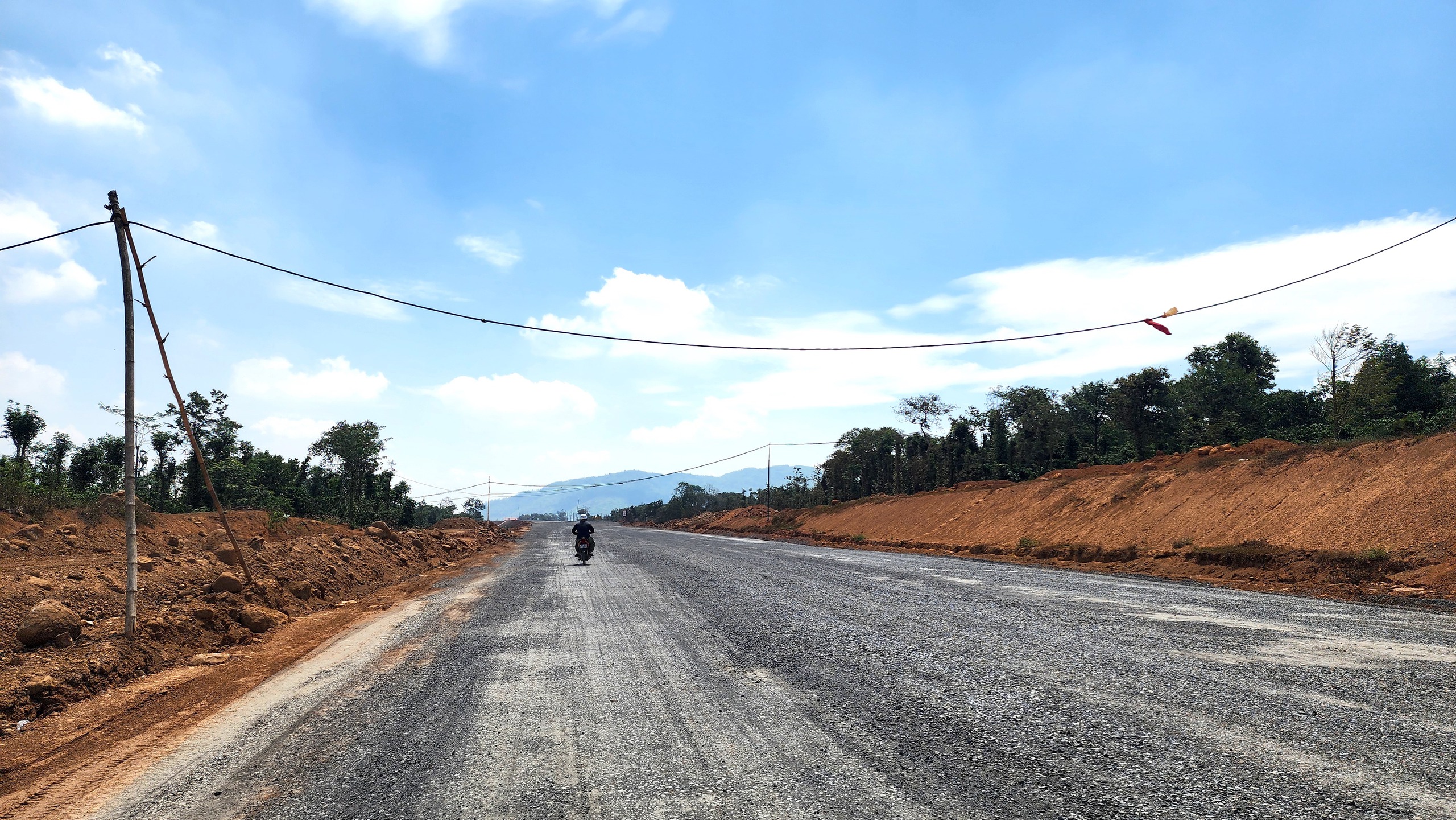 Cao tốc Kh&aacute;nh H&ograve;a - Bu&ocirc;n Ma Thuột: D&acirc;y điện d&acirc;n sinh chưa di dời, cản tiến độ thi c&ocirc;ng- Ảnh 5.