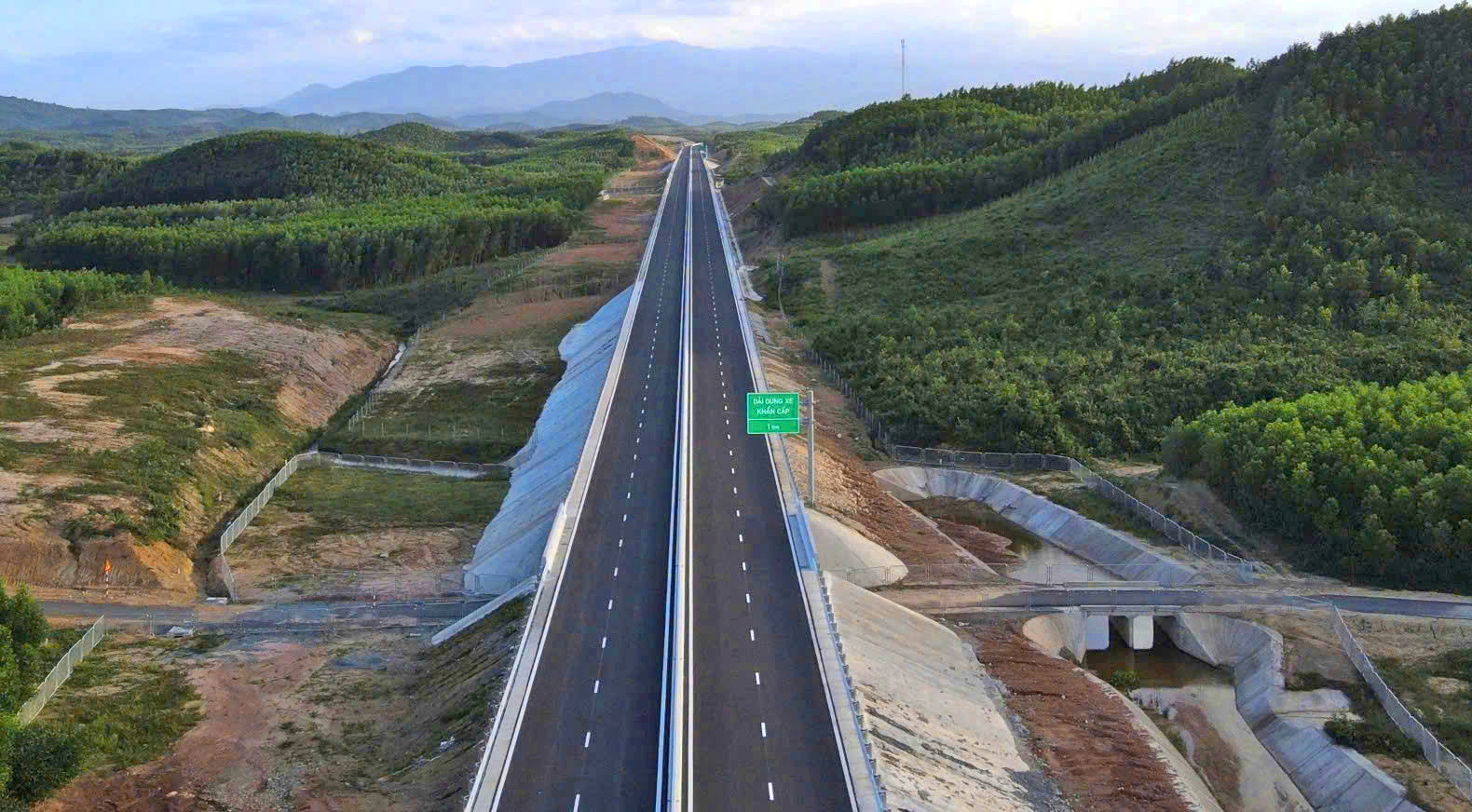 Cao tốc đoạn Vân Phong - Nha Trang được hoàn thiện, đưa vào khai thác dịp 30/4 Cao tốc đoạn Vân Phong - Nha Trang được hoàn thiện, đưa vào khai thác dịp 30/4