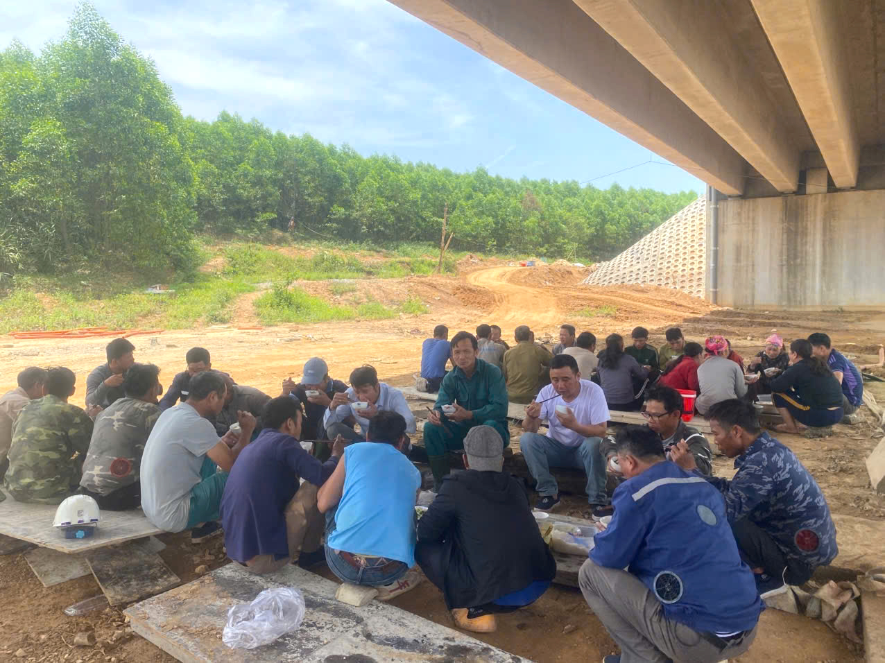 Công nhân tranh thủ ăn trưa ngay tại công trường cao tốc đoạn Bùng - Vạn Ninh Công nhân tranh thủ ăn trưa ngay tại công trường cao tốc đoạn Bùng - Vạn Ninh