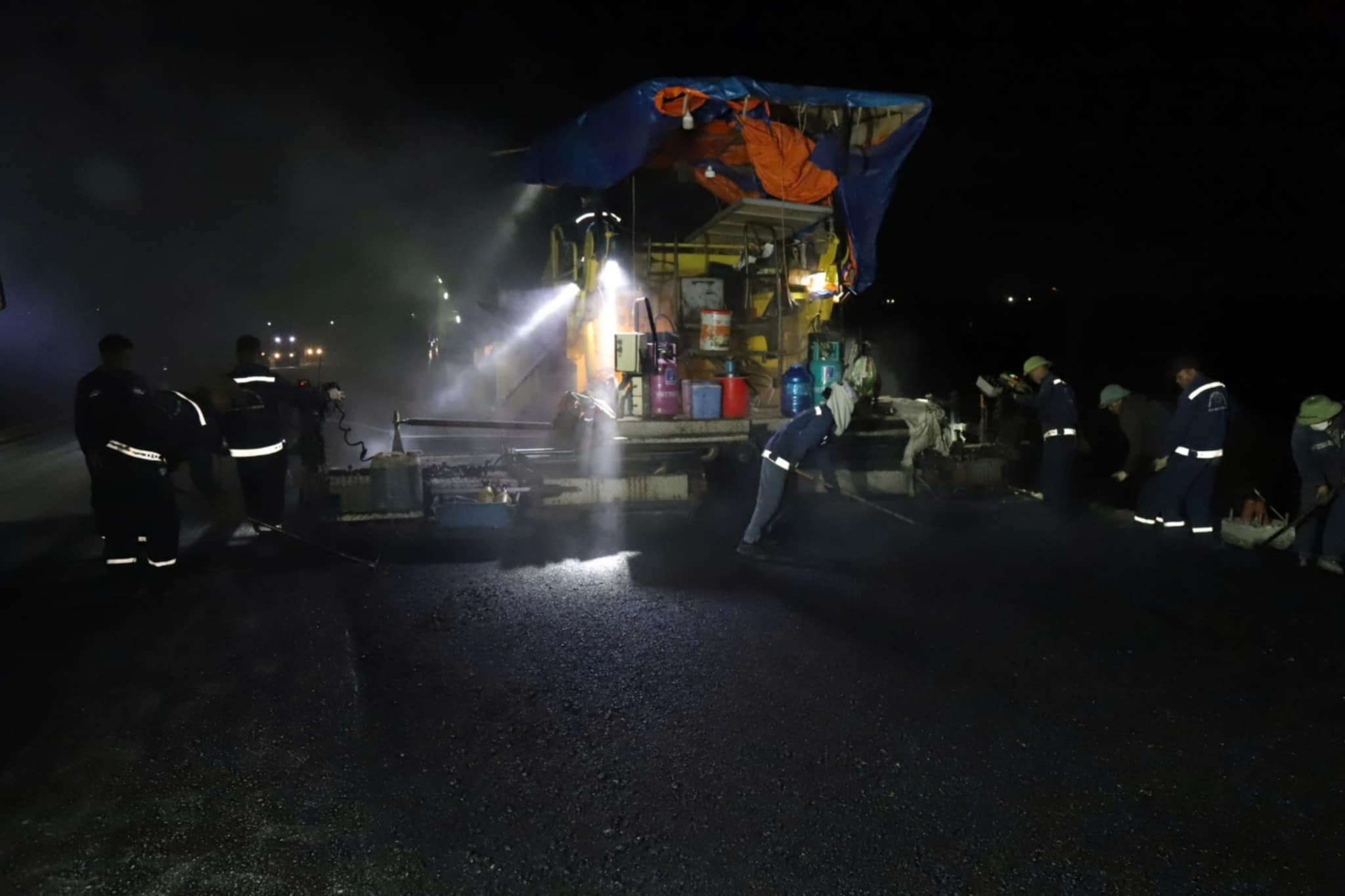 Đ&ecirc;m trắng tr&ecirc;n cao tốc Bắc - Nam qua H&agrave; Tĩnh trước ng&agrave;y th&ocirc;ng xe- Ảnh 2.