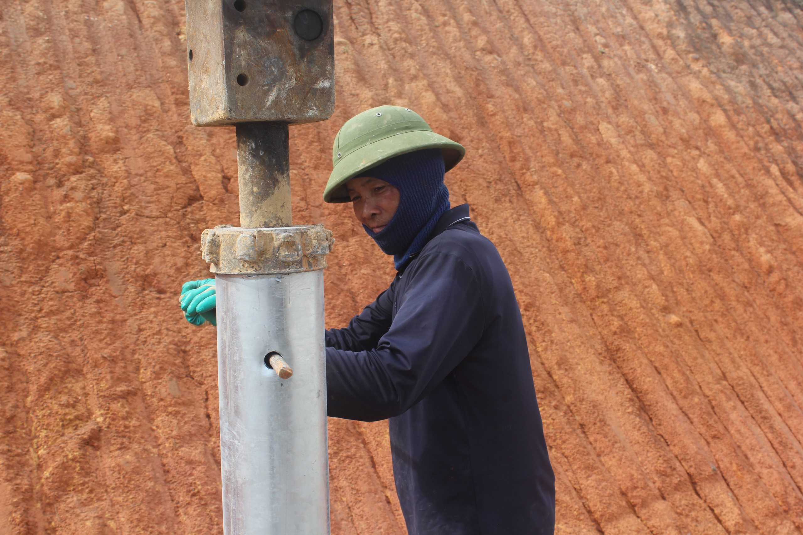 Đội nắng ho&agrave;n thiện cao tốc qua H&agrave; Tĩnh, đảm bảo th&ocirc;ng tuyến ng&agrave;y 28/4- Ảnh 1.