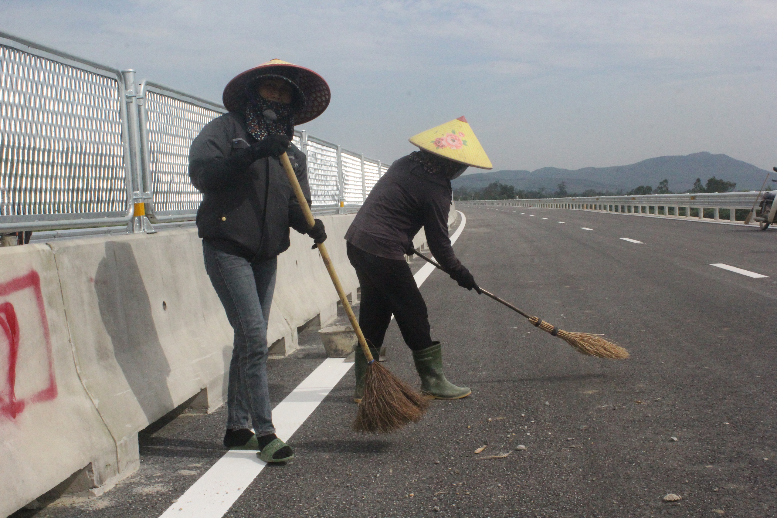 Đội nắng ho&agrave;n thiện cao tốc qua H&agrave; Tĩnh, đảm bảo th&ocirc;ng tuyến ng&agrave;y 28/4- Ảnh 3.