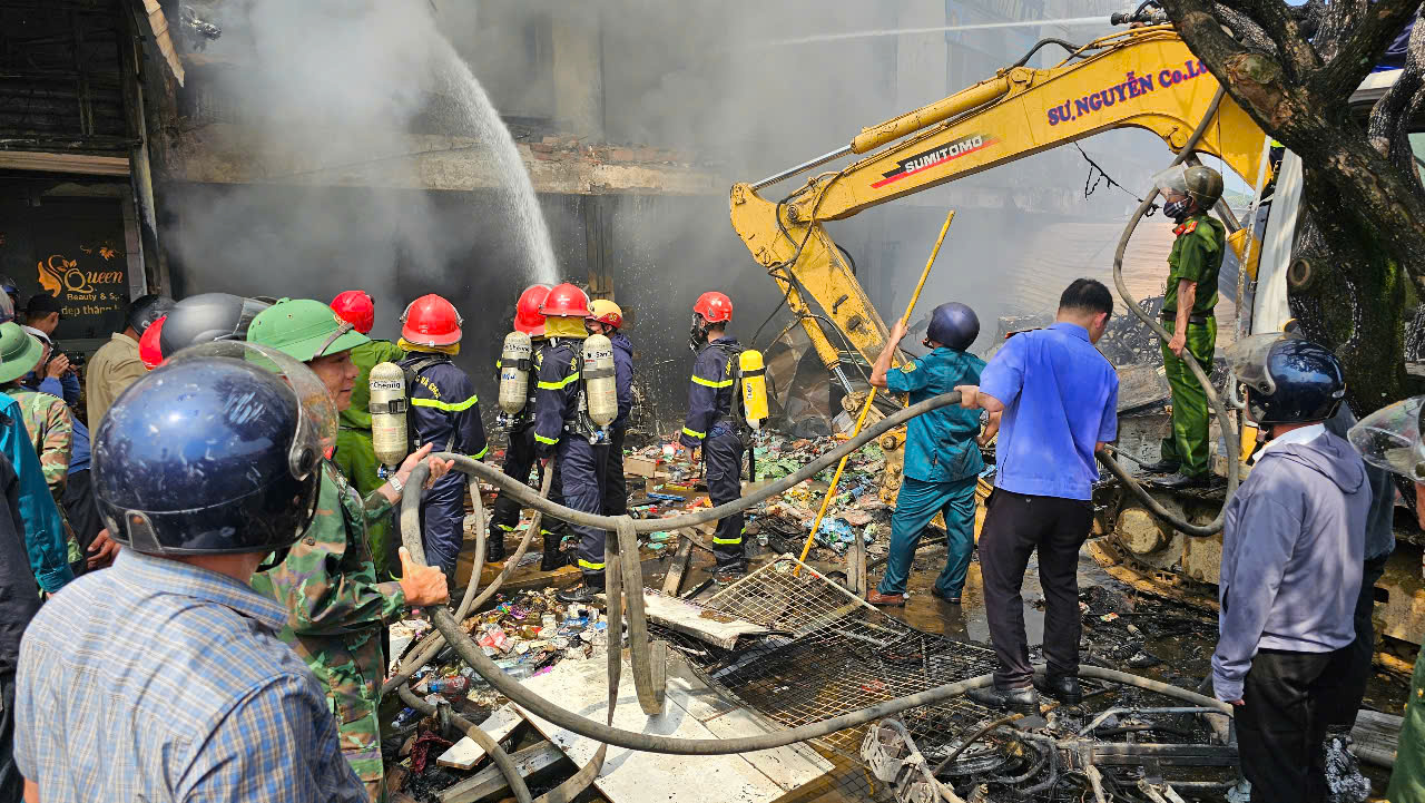 Lửa ch&aacute;y đỏ rực, kh&oacute;i đen bao phủ cả khu chợ lớn ở Huế- Ảnh 2.