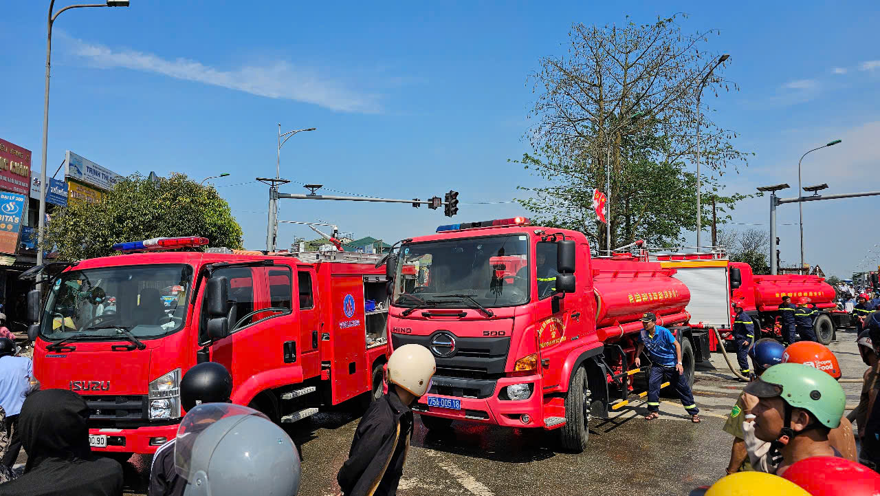 Lửa ch&aacute;y đỏ rực, kh&oacute;i đen bao phủ cả khu chợ lớn ở Huế- Ảnh 3.